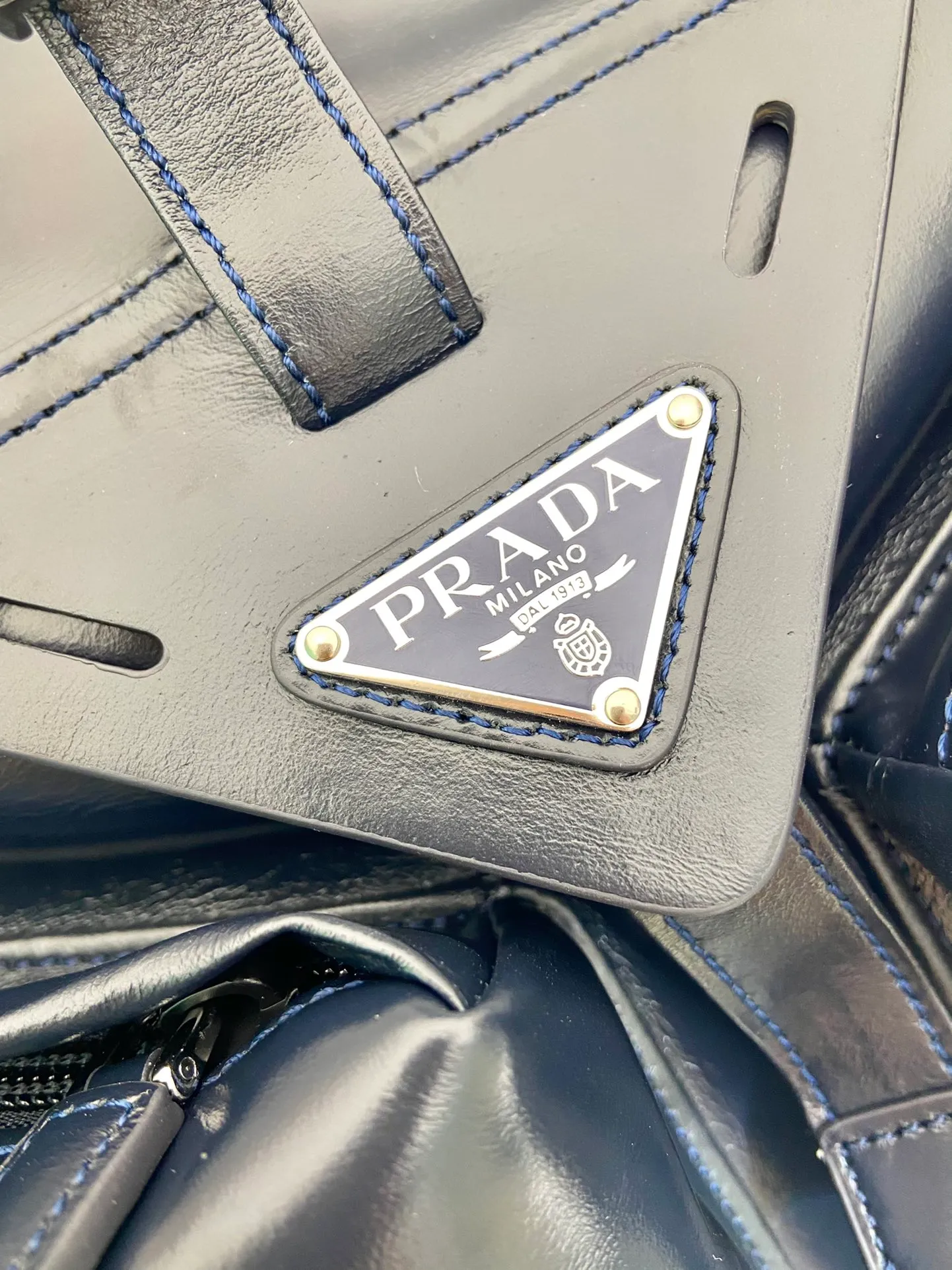 💰2500🎉New catwalk model🎉2VZ108 oil wax leather🎉🎉 This catwalk style backpack is made of imported oil-waxed calfskin and top-grade hardware. It has a front buckle/flap and 2 pocket design. It is equipped with a detachable oil-waxed shoulder strap. The back panel can be carried on both shoulders and inserted into a trolley case. It has many compartments and a lot of space. It is no problem for daily carrying and business trips. It is fashionable and practical. Get it now. Handsome guys👏👏 38cm long, 45cm tall and 18cm tall🎉🎉🎉👏👏👏
