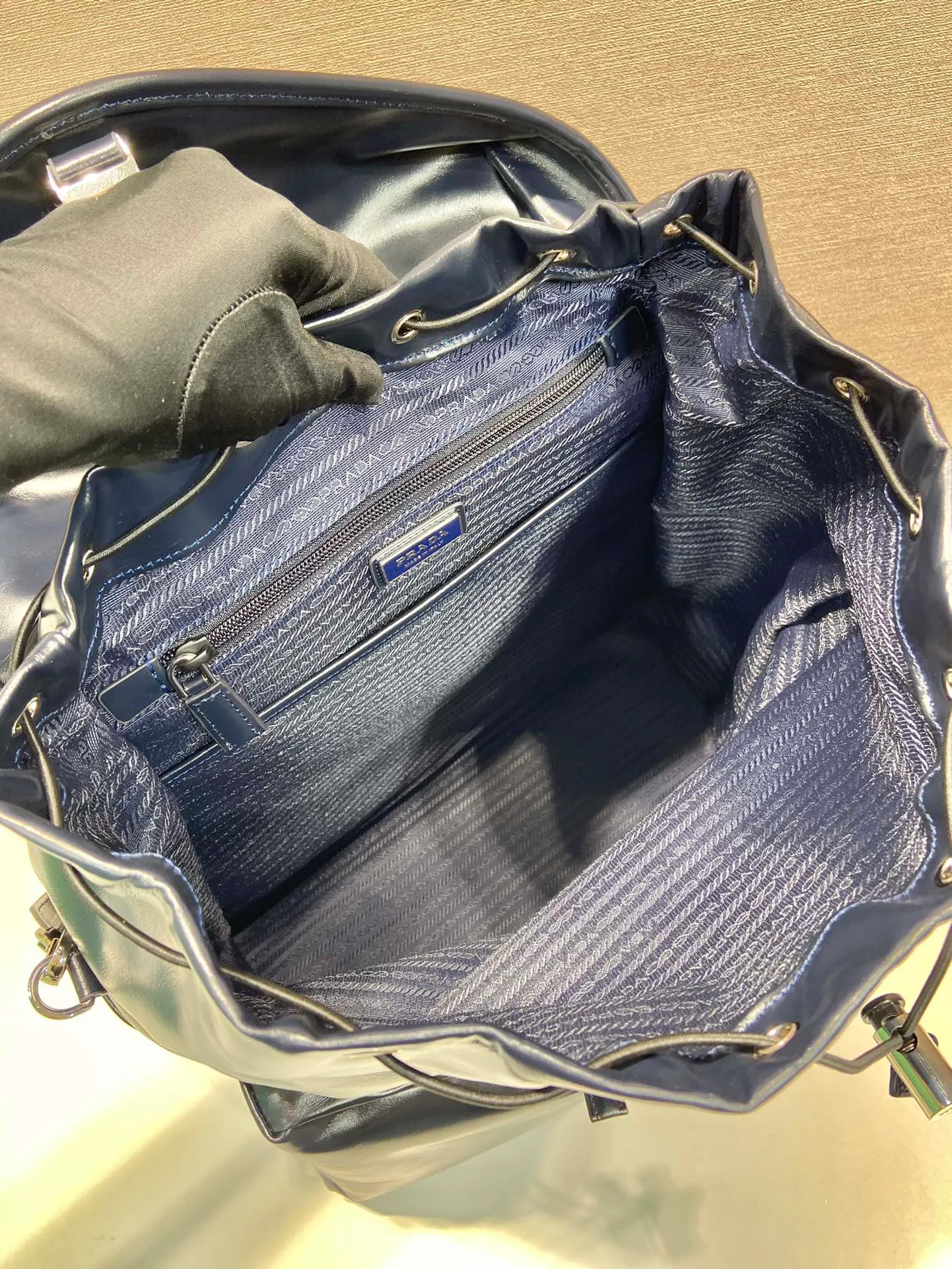 💰2500🎉New catwalk model🎉2VZ108 oil wax leather🎉🎉 This catwalk style backpack is made of imported oil-waxed calfskin and top-grade hardware. It has a front buckle/flap and 2 pocket design. It is equipped with a detachable oil-waxed shoulder strap. The back panel can be carried on both shoulders and inserted into a trolley case. It has many compartments and a lot of space. It is no problem for daily carrying and business trips. It is fashionable and practical. Get it now. Handsome guys👏👏 38cm long, 45cm tall and 18cm tall🎉🎉🎉👏👏👏