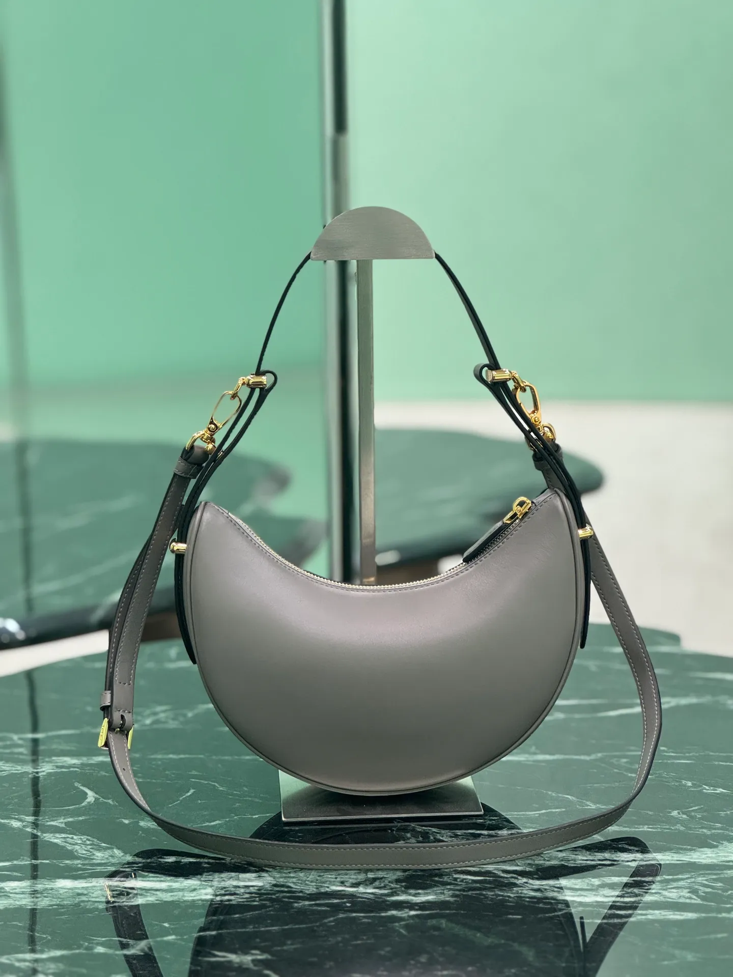 💰1700🌟Moon Handbag [New Version] This simple Moon handbag uses cowhide to bring out the modern and versatile charm. The curved body design is equipped with 2 long/short adjustable shoulder straps, making it easy to change the shape at will. The interior is equipped with imported lambskin, and the metal accessories add to the bright style. Size: length 22.5x height 18.5x bottom 6.5cm Style number: 1BC194