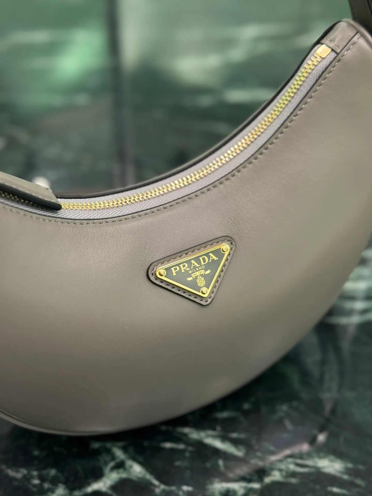 💰1700🌟Moon Handbag [New Version] This simple Moon handbag uses cowhide to bring out the modern and versatile charm. The curved body design is equipped with 2 long/short adjustable shoulder straps, making it easy to change the shape at will. The interior is equipped with imported lambskin, and the metal accessories add to the bright style. Size: length 22.5x height 18.5x bottom 6.5cm Style number: 1BC194
