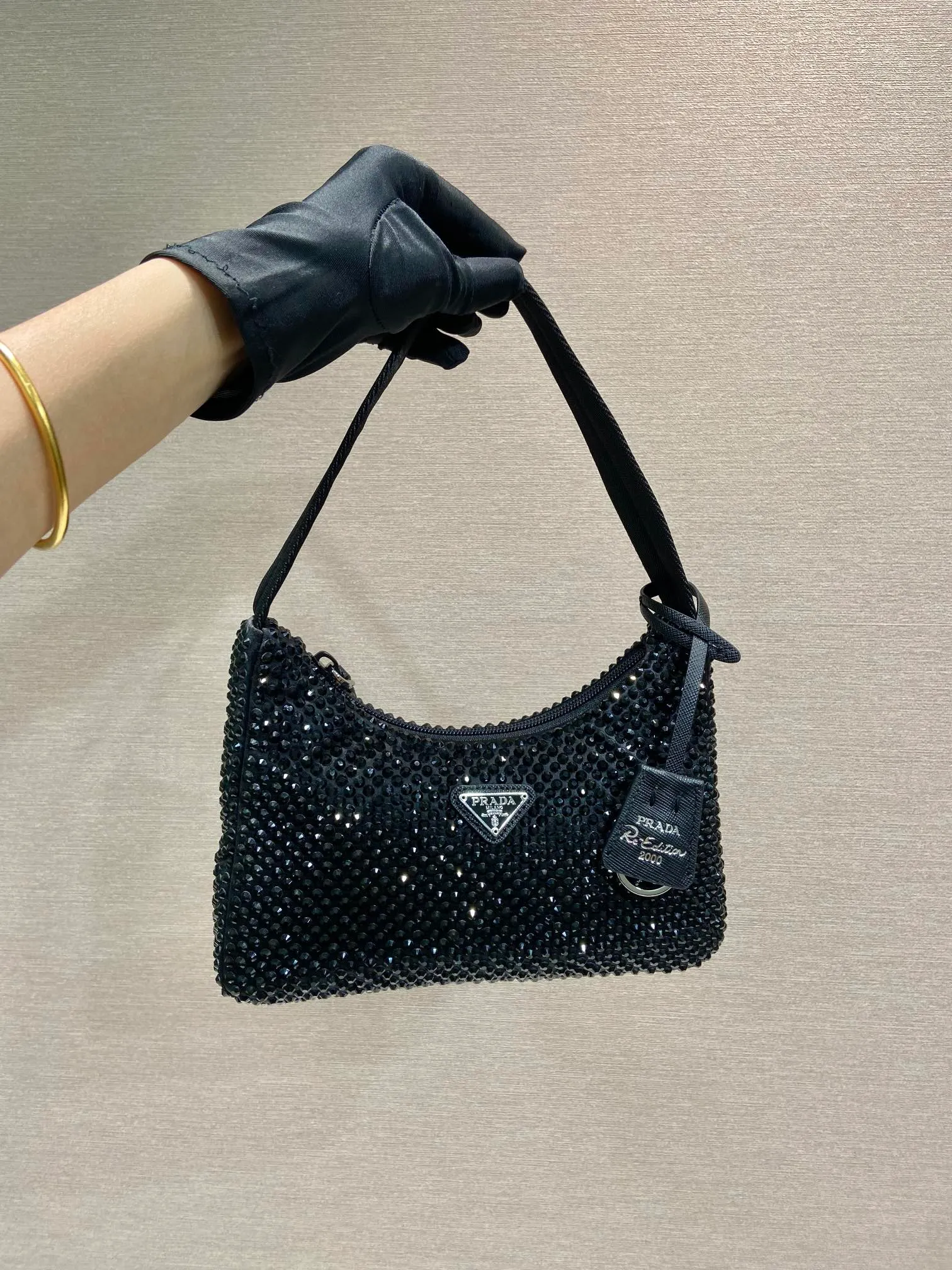 💰1020🎉Flash diamond Hobo🎉2023 1NE515 flash diamond, new color🎉🎉The most beautiful and sparkling rhinestone Hoboؔ😘😘Imported diamond net. The shiny appearance. The blingbling effect under night light is very eye-catching. The return rate is very high🙈🙈Everyone will praise you wherever you take it😘This kind of sparkling diamond bag is also very easy to match with clothes. It is cute and cool. It is suitable for any occasion. The popular elements of Hobo have always been recognized by Internet celebrities/celebrities. It is another Hobo that is always popular🙊🙊It is worth buying👍Beautiful girls😘length 23x height 13x bottom 5cm