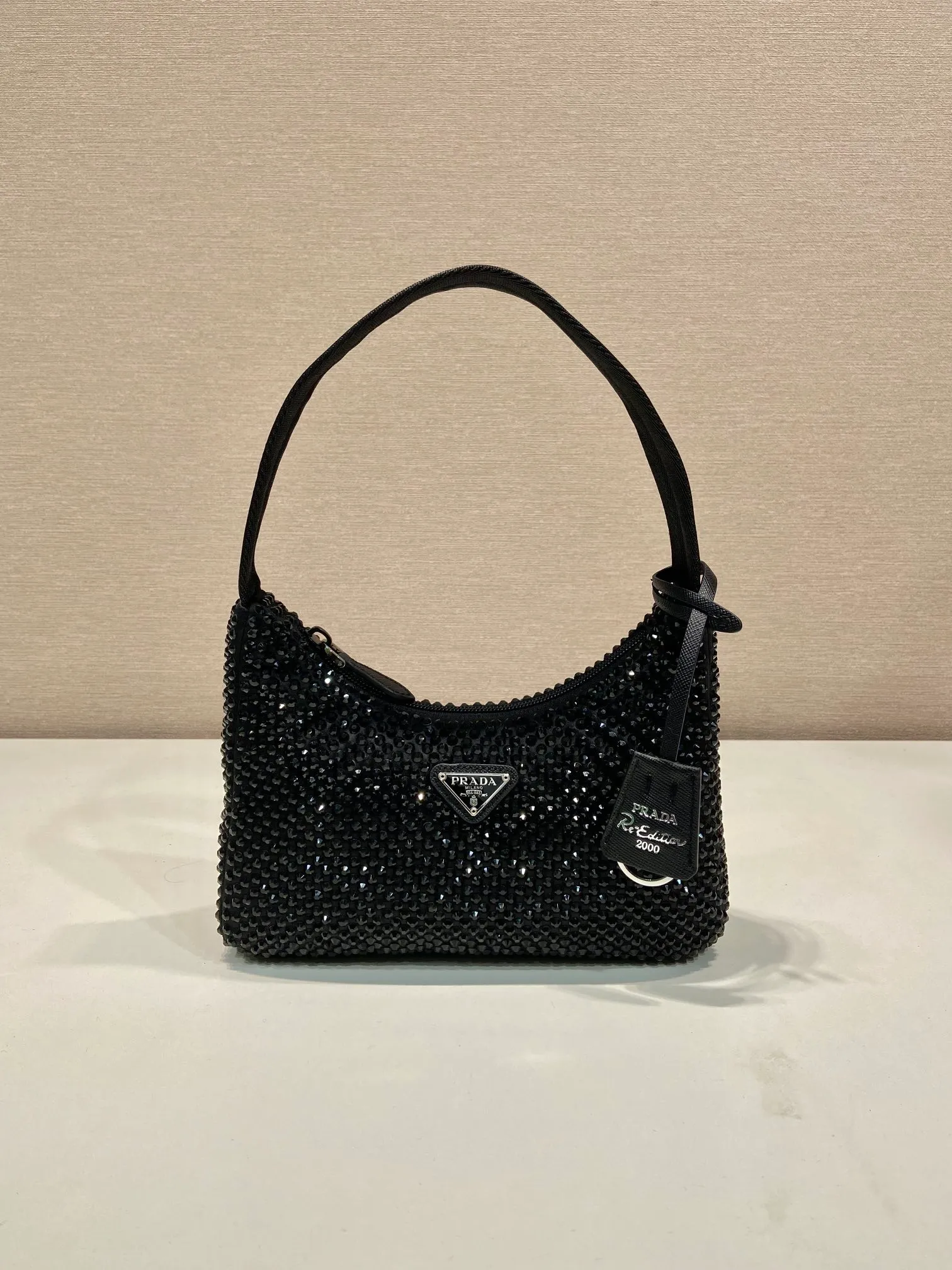 💰1020🎉Flash diamond Hobo🎉2023 1NE515 flash diamond, new color🎉🎉The most beautiful and sparkling rhinestone Hoboؔ😘😘Imported diamond net. The shiny appearance. The blingbling effect under night light is very eye-catching. The return rate is very high🙈🙈Everyone will praise you wherever you take it😘This kind of sparkling diamond bag is also very easy to match with clothes. It is cute and cool. It is suitable for any occasion. The popular elements of Hobo have always been recognized by Internet celebrities/celebrities. It is another Hobo that is always popular🙊🙊It is worth buying👍Beautiful girls😘length 23x height 13x bottom 5cm
