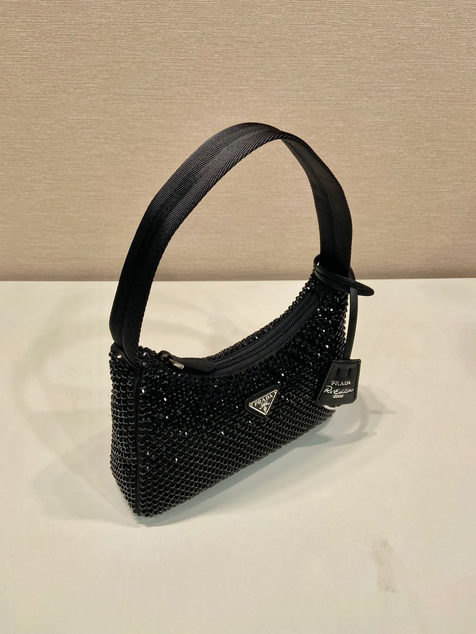 💰1020🎉Flash diamond Hobo🎉2023 1NE515 flash diamond, new color🎉🎉The most beautiful and sparkling rhinestone Hoboؔ😘😘Imported diamond net. The shiny appearance. The blingbling effect under night light is very eye-catching. The return rate is very high🙈🙈Everyone will praise you wherever you take it😘This kind of sparkling diamond bag is also very easy to match with clothes. It is cute and cool. It is suitable for any occasion. The popular elements of Hobo have always been recognized by Internet celebrities/celebrities. It is another Hobo that is always popular🙊🙊It is worth buying👍Beautiful girls😘length 23x height 13x bottom 5cm