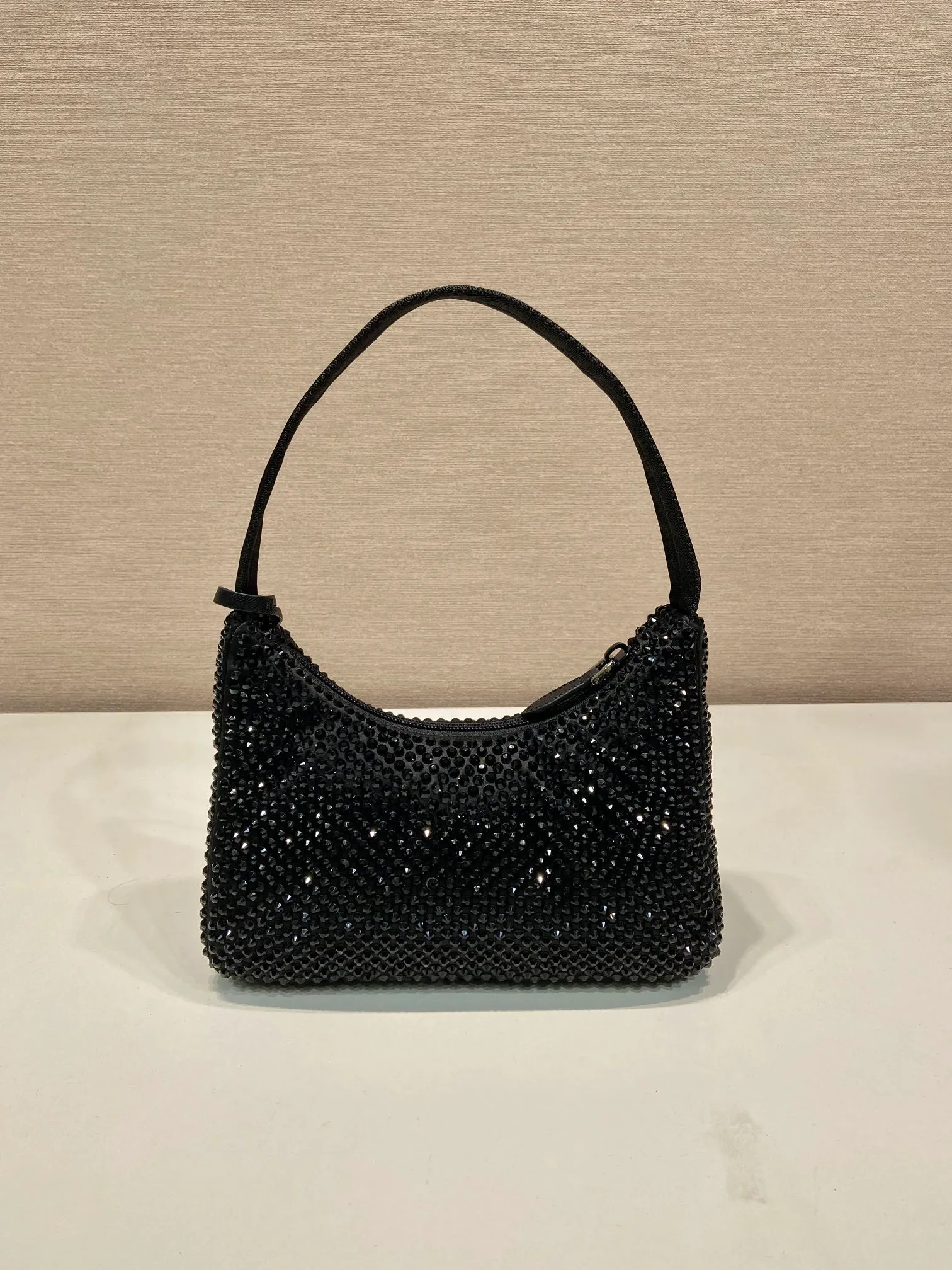 💰1020🎉Flash diamond Hobo🎉2023 1NE515 flash diamond, new color🎉🎉The most beautiful and sparkling rhinestone Hoboؔ😘😘Imported diamond net. The shiny appearance. The blingbling effect under night light is very eye-catching. The return rate is very high🙈🙈Everyone will praise you wherever you take it😘This kind of sparkling diamond bag is also very easy to match with clothes. It is cute and cool. It is suitable for any occasion. The popular elements of Hobo have always been recognized by Internet celebrities/celebrities. It is another Hobo that is always popular🙊🙊It is worth buying👍Beautiful girls😘length 23x height 13x bottom 5cm