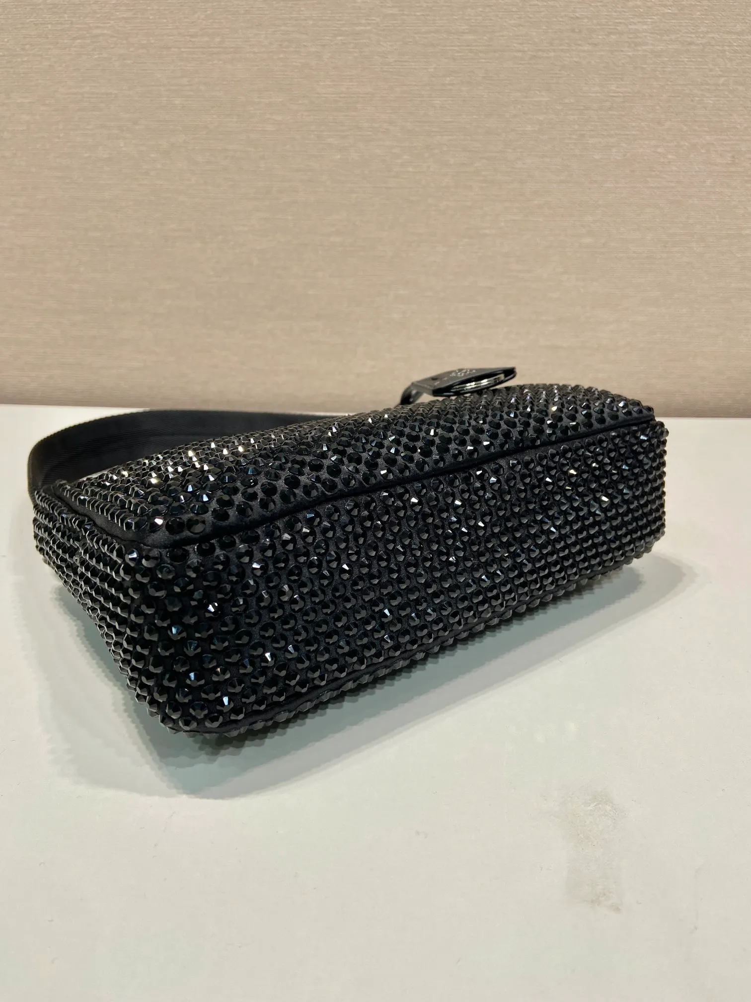 💰1020🎉Flash diamond Hobo🎉2023 1NE515 flash diamond, new color🎉🎉The most beautiful and sparkling rhinestone Hoboؔ😘😘Imported diamond net. The shiny appearance. The blingbling effect under night light is very eye-catching. The return rate is very high🙈🙈Everyone will praise you wherever you take it😘This kind of sparkling diamond bag is also very easy to match with clothes. It is cute and cool. It is suitable for any occasion. The popular elements of Hobo have always been recognized by Internet celebrities/celebrities. It is another Hobo that is always popular🙊🙊It is worth buying👍Beautiful girls😘length 23x height 13x bottom 5cm