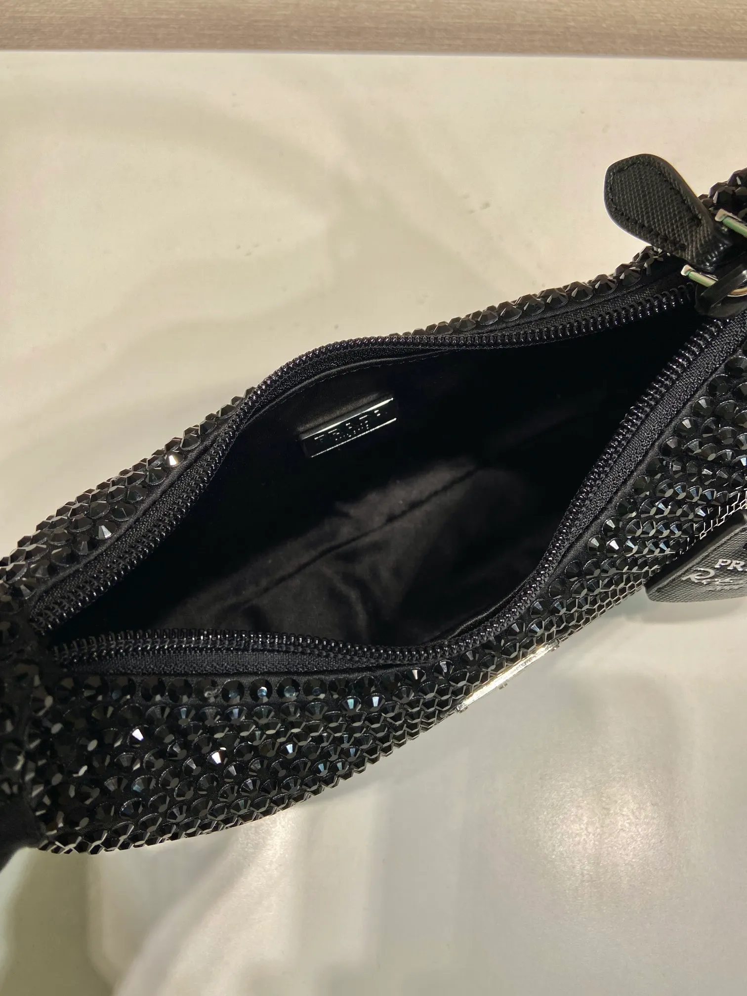 💰1020🎉Flash diamond Hobo🎉2023 1NE515 flash diamond, new color🎉🎉The most beautiful and sparkling rhinestone Hoboؔ😘😘Imported diamond net. The shiny appearance. The blingbling effect under night light is very eye-catching. The return rate is very high🙈🙈Everyone will praise you wherever you take it😘This kind of sparkling diamond bag is also very easy to match with clothes. It is cute and cool. It is suitable for any occasion. The popular elements of Hobo have always been recognized by Internet celebrities/celebrities. It is another Hobo that is always popular🙊🙊It is worth buying👍Beautiful girls😘length 23x height 13x bottom 5cm