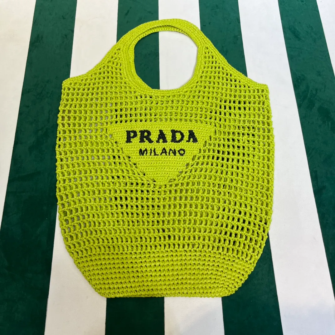 💰1360 Prad* new hollow straw tote! Full of artistic atmosphere ~ The raffia weave is very solid and has a great texture. ♡ It can be paired with personal clothes every day. The natural style design makes it seem like it can breathe💭 If you like the baby, quickly add it to the harem. Carry an exclusive style that will not go out of style for several years🌱1BG424 Size: Height 45x Width 51cm