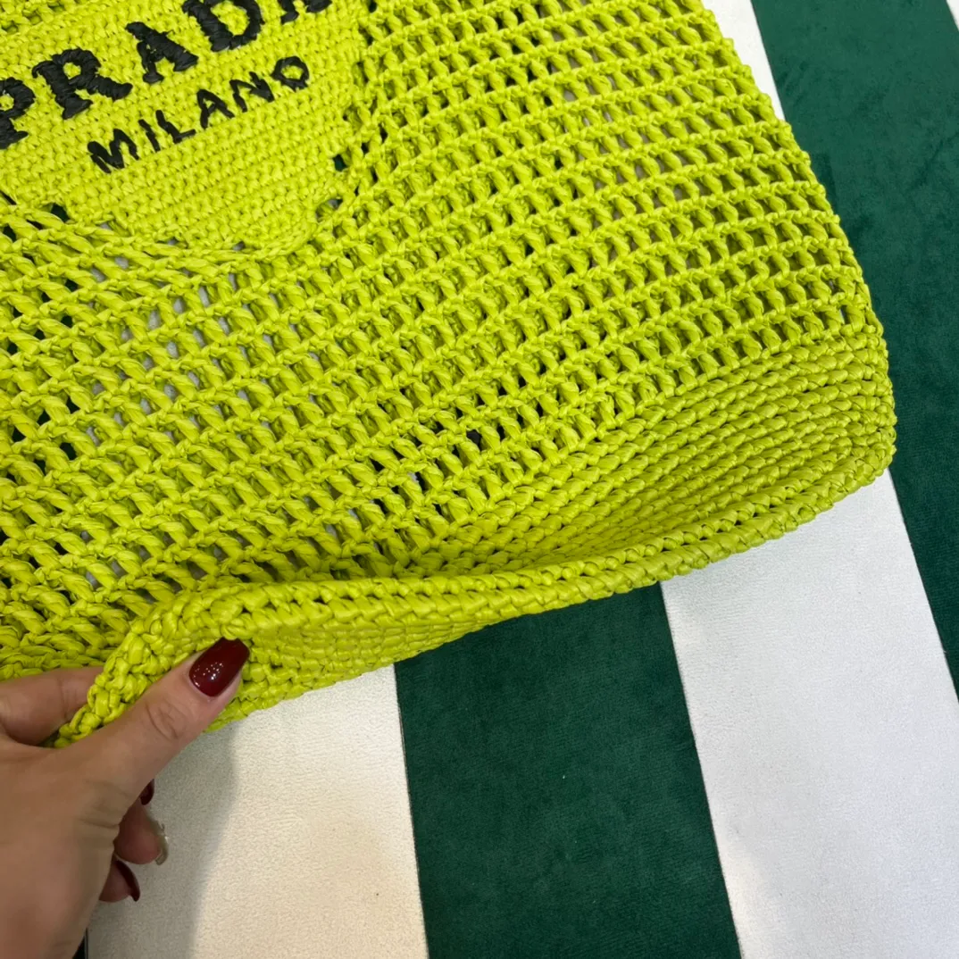 💰1360 Prad* new hollow straw tote! Full of artistic atmosphere ~ The raffia weave is very solid and has a great texture. ♡ It can be paired with personal clothes every day. The natural style design makes it seem like it can breathe💭 If you like the baby, quickly add it to the harem. Carry an exclusive style that will not go out of style for several years🌱1BG424 Size: Height 45x Width 51cm