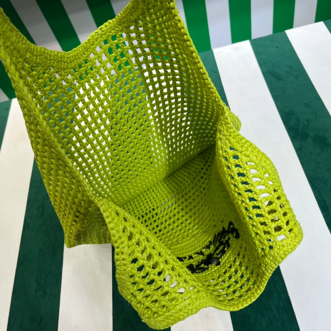 💰1360 Prad* new hollow straw tote! Full of artistic atmosphere ~ The raffia weave is very solid and has a great texture. ♡ It can be paired with personal clothes every day. The natural style design makes it seem like it can breathe💭 If you like the baby, quickly add it to the harem. Carry an exclusive style that will not go out of style for several years🌱1BG424 Size: Height 45x Width 51cm