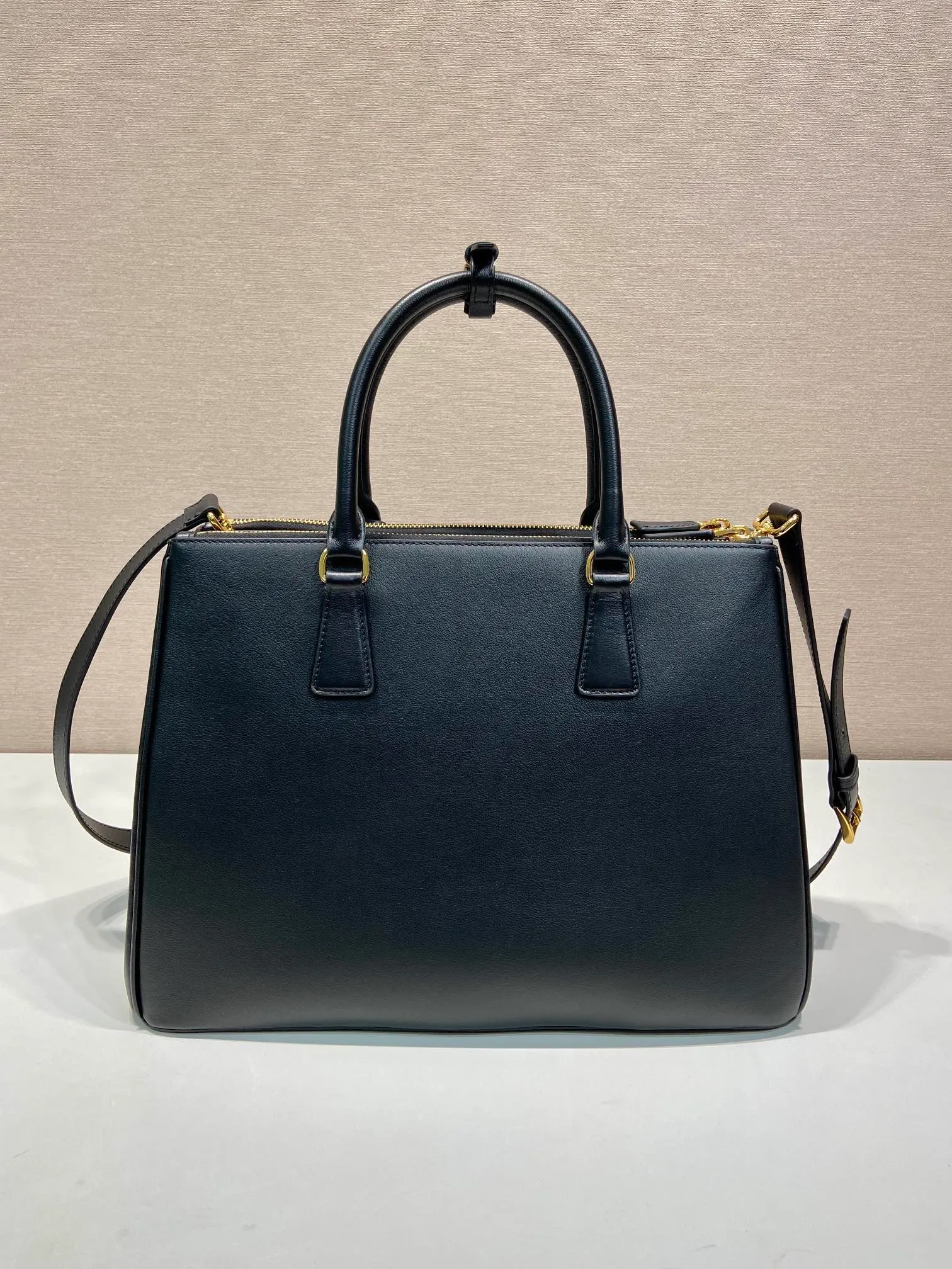1080🎉New killer bag🎉1BA446 large plain style🎉🎉This classic popular style is designed with new material calfskin and lambskin inside🎉🎉Featuring classic three compartments and gold metal hardware accessories, Equipped with a detachable calfskin long shoulder strap, it can be carried by hand or on the shoulder. It is practical and fashionable. Baby, hurry up and get it🎉🎉 Length 36x Height 26x Bottom 15cm🎉🎉🎉💰💰💰