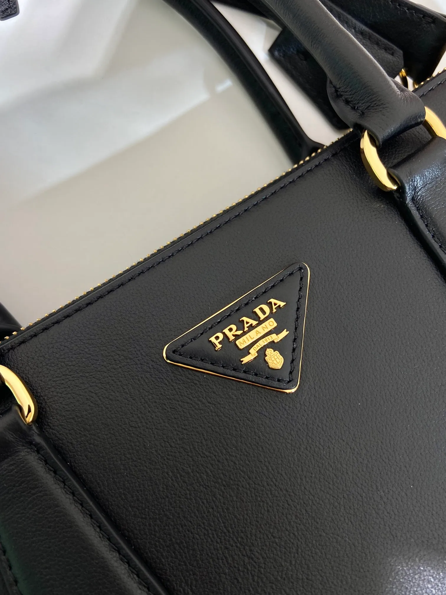 1080🎉New killer bag🎉1BA446 large plain style🎉🎉This classic popular style is designed with new material calfskin and lambskin inside🎉🎉Featuring classic three compartments and gold metal hardware accessories, Equipped with a detachable calfskin long shoulder strap, it can be carried by hand or on the shoulder. It is practical and fashionable. Baby, hurry up and get it🎉🎉 Length 36x Height 26x Bottom 15cm🎉🎉🎉💰💰💰