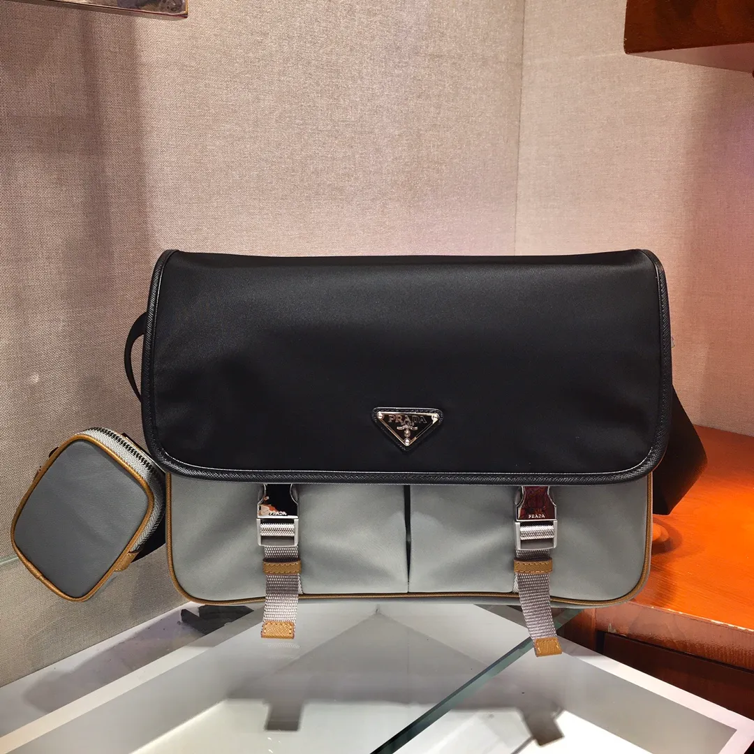 💰1120🎉New color🎉2VD768B 🎉Original item👍👍This nylon flap handbag is decorated with classic Saffiano leather trim, equipped with two side opening buckles, and decorated with the iconic triangle metal logo, highlighting the fashionable design style, using imported nylon and Saffiano Made of leather, two front pockets, one of which has a zippered back zipper pocket, two internal mobile phone pockets, and adjustable nylon logo jacquard shoulder strap, a classic and fashionable messenger bag😘😘Men’s favorite👏👏Length 32x Height 24x Bottom 12cm👍👍👍