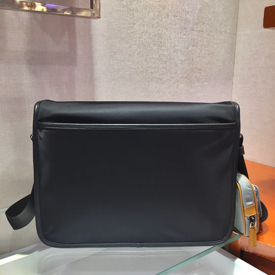 💰1120🎉New color🎉2VD768B 🎉Original item👍👍This nylon flap handbag is decorated with classic Saffiano leather trim, equipped with two side opening buckles, and decorated with the iconic triangle metal logo, highlighting the fashionable design style, using imported nylon and Saffiano Made of leather, two front pockets, one of which has a zippered back zipper pocket, two internal mobile phone pockets, and adjustable nylon logo jacquard shoulder strap, a classic and fashionable messenger bag😘😘Men’s favorite👏👏Length 32x Height 24x Bottom 12cm👍👍👍