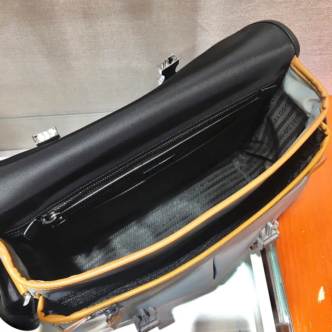 💰1120🎉New color🎉2VD768B 🎉Original item👍👍This nylon flap handbag is decorated with classic Saffiano leather trim, equipped with two side opening buckles, and decorated with the iconic triangle metal logo, highlighting the fashionable design style, using imported nylon and Saffiano Made of leather, two front pockets, one of which has a zippered back zipper pocket, two internal mobile phone pockets, and adjustable nylon logo jacquard shoulder strap, a classic and fashionable messenger bag😘😘Men’s favorite👏👏Length 32x Height 24x Bottom 12cm👍👍👍
