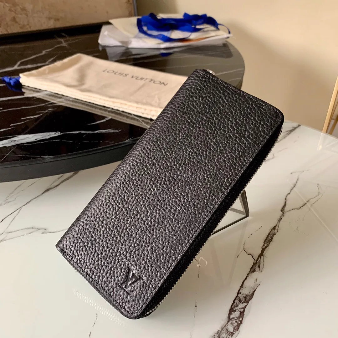 P¥420👉nfc dynamic chip version👈【Top original pure steel hardware】💕 M58412 black pebbled men's zipper bag This Zippy Wallet Vertical straight zipper wallet can accommodate cash, cards and change, and the design is both fashionable and practical. It has multiple pockets and compartments. The soft and tough Taurillon leather makes it even more attractive ex-factory price.  Details 10 x 20 x 2 cm (Length x Height x Width) Taurillon leather Cowhide lining Silver hardware 12 credit card slots 2 business card pockets 1 large accordion compartment for banknotes 1 zippered coin compartment 1 compartment for IDs and receipts