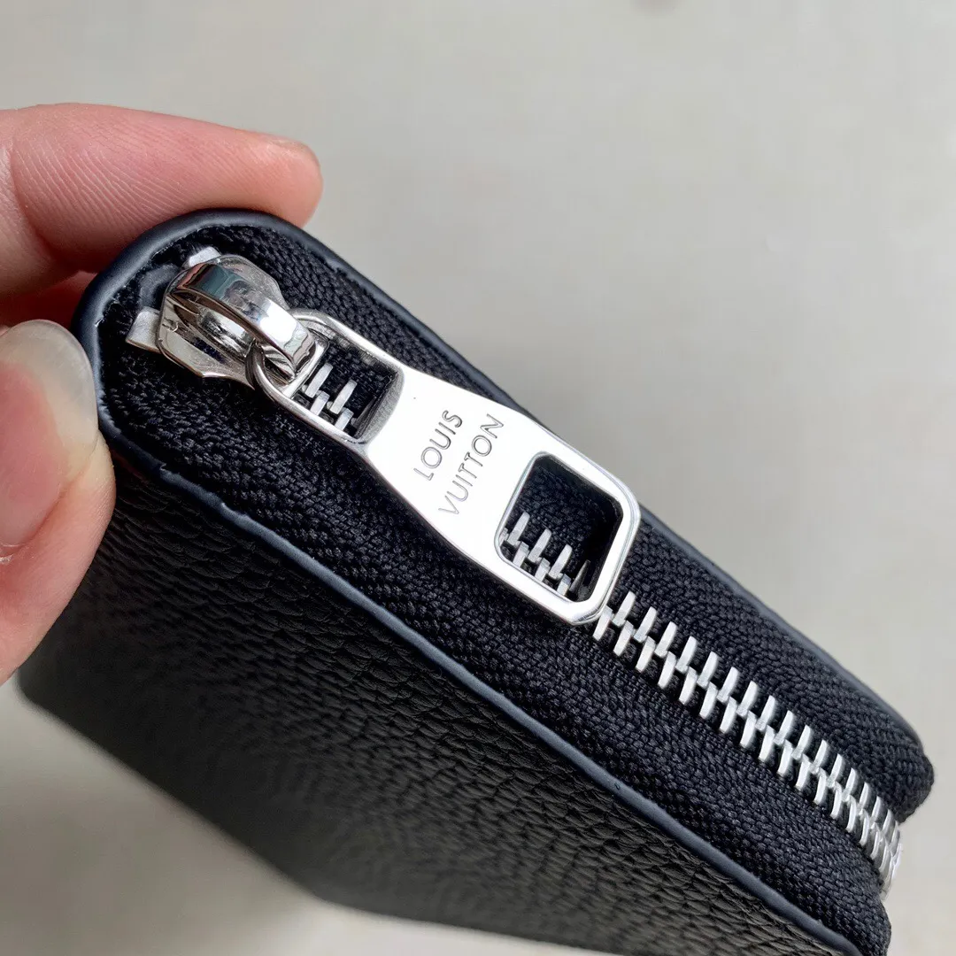 P¥420👉nfc dynamic chip version👈【Top original pure steel hardware】💕 M58412 black pebbled men's zipper bag This Zippy Wallet Vertical straight zipper wallet can accommodate cash, cards and change, and the design is both fashionable and practical. It has multiple pockets and compartments. The soft and tough Taurillon leather makes it even more attractive ex-factory price.  Details 10 x 20 x 2 cm (Length x Height x Width) Taurillon leather Cowhide lining Silver hardware 12 credit card slots 2 business card pockets 1 large accordion compartment for banknotes 1 zippered coin compartment 1 compartment for IDs and receipts
