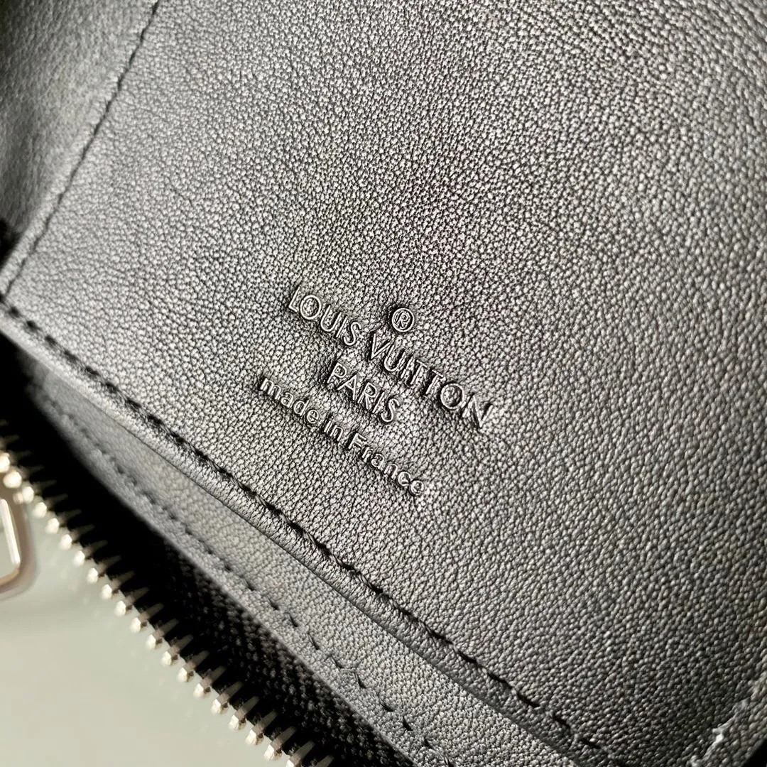 P¥420👉nfc dynamic chip version👈【Top original pure steel hardware】💕 M58412 black pebbled men's zipper bag This Zippy Wallet Vertical straight zipper wallet can accommodate cash, cards and change, and the design is both fashionable and practical. It has multiple pockets and compartments. The soft and tough Taurillon leather makes it even more attractive ex-factory price.  Details 10 x 20 x 2 cm (Length x Height x Width) Taurillon leather Cowhide lining Silver hardware 12 credit card slots 2 business card pockets 1 large accordion compartment for banknotes 1 zippered coin compartment 1 compartment for IDs and receipts