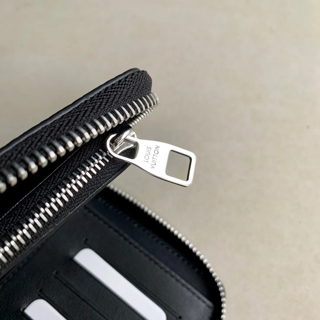 P¥420👉nfc dynamic chip version👈【Top original pure steel hardware】💕 M58412 black pebbled men's zipper bag This Zippy Wallet Vertical straight zipper wallet can accommodate cash, cards and change, and the design is both fashionable and practical. It has multiple pockets and compartments. The soft and tough Taurillon leather makes it even more attractive ex-factory price.  Details 10 x 20 x 2 cm (Length x Height x Width) Taurillon leather Cowhide lining Silver hardware 12 credit card slots 2 business card pockets 1 large accordion compartment for banknotes 1 zippered coin compartment 1 compartment for IDs and receipts
