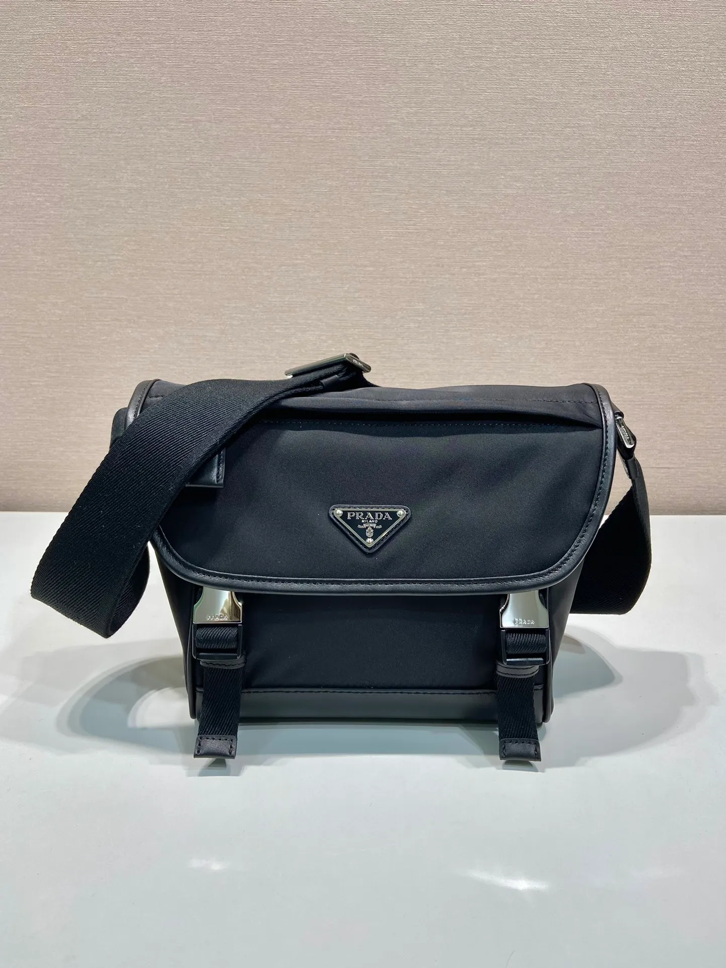💰1260🎉New messenger bag🎉🎉2VD066 small🎉🎉 This messenger bag is designed with Re-Nylon recycled nylon fabric, with contrasting calfskin, flap and snap closure, three external zipper pockets, internal zipper pocket and patch pocket. It has a large capacity and is a hit that will never go out of style. Handsome guys, come in quickly🎉🎉 Length 20 height 19 bottom 10cm🎉🎉🎉🍊🍊🍊