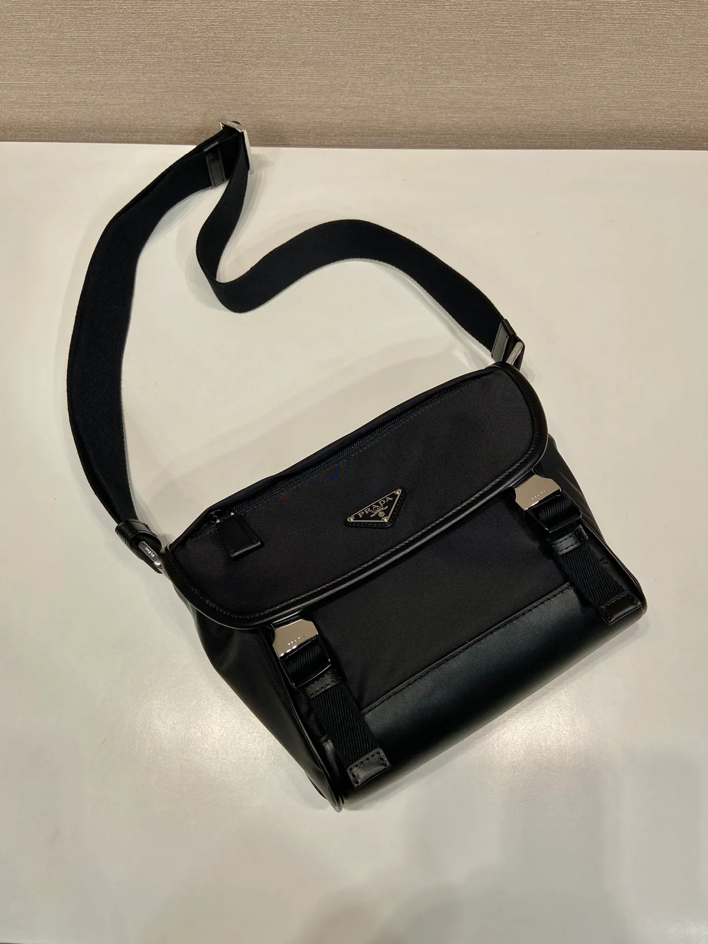 💰1260🎉New messenger bag🎉🎉2VD066 small🎉🎉 This messenger bag is designed with Re-Nylon recycled nylon fabric, with contrasting calfskin, flap and snap closure, three external zipper pockets, internal zipper pocket and patch pocket. It has a large capacity and is a hit that will never go out of style. Handsome guys, come in quickly🎉🎉 Length 20 height 19 bottom 10cm🎉🎉🎉🍊🍊🍊