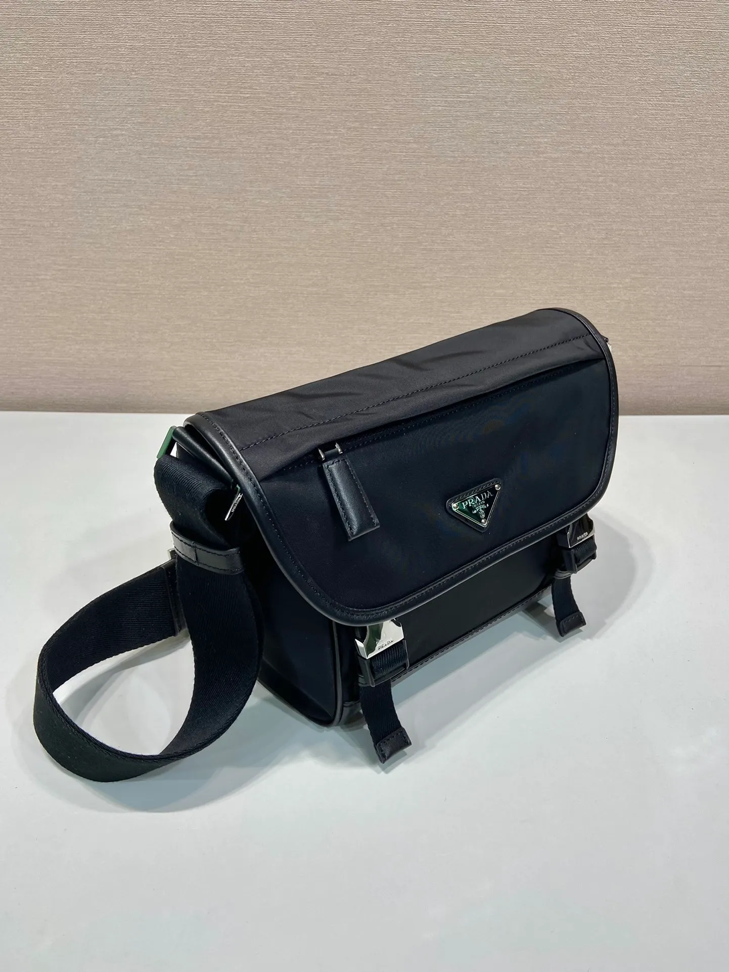 💰1260🎉New messenger bag🎉🎉2VD066 small🎉🎉 This messenger bag is designed with Re-Nylon recycled nylon fabric, with contrasting calfskin, flap and snap closure, three external zipper pockets, internal zipper pocket and patch pocket. It has a large capacity and is a hit that will never go out of style. Handsome guys, come in quickly🎉🎉 Length 20 height 19 bottom 10cm🎉🎉🎉🍊🍊🍊