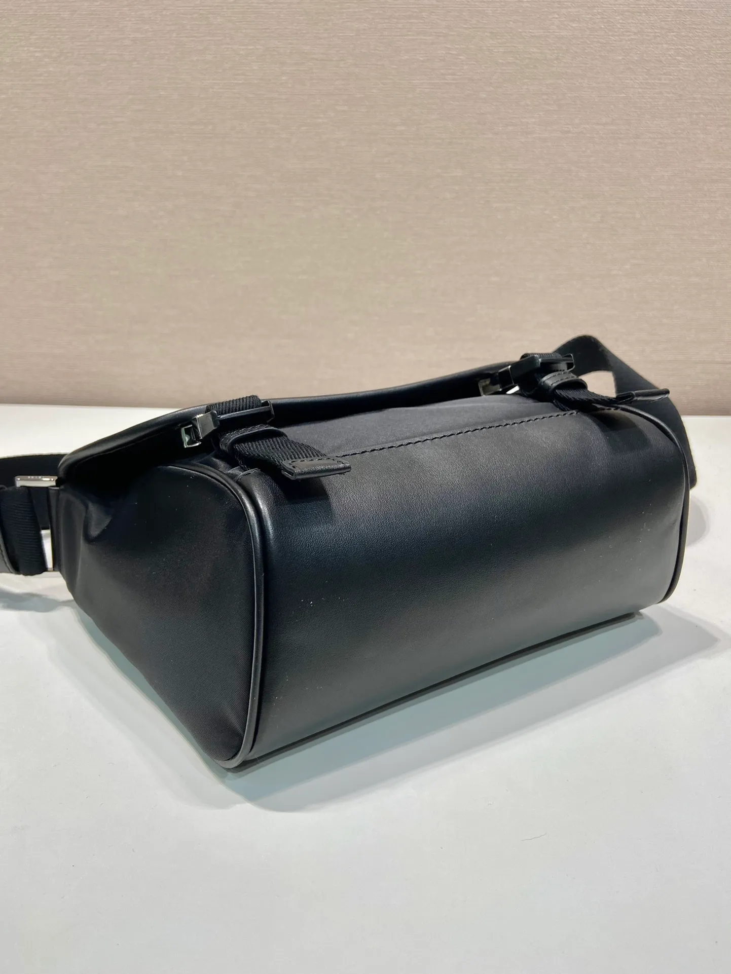 💰1260🎉New messenger bag🎉🎉2VD066 small🎉🎉 This messenger bag is designed with Re-Nylon recycled nylon fabric, with contrasting calfskin, flap and snap closure, three external zipper pockets, internal zipper pocket and patch pocket. It has a large capacity and is a hit that will never go out of style. Handsome guys, come in quickly🎉🎉 Length 20 height 19 bottom 10cm🎉🎉🎉🍊🍊🍊