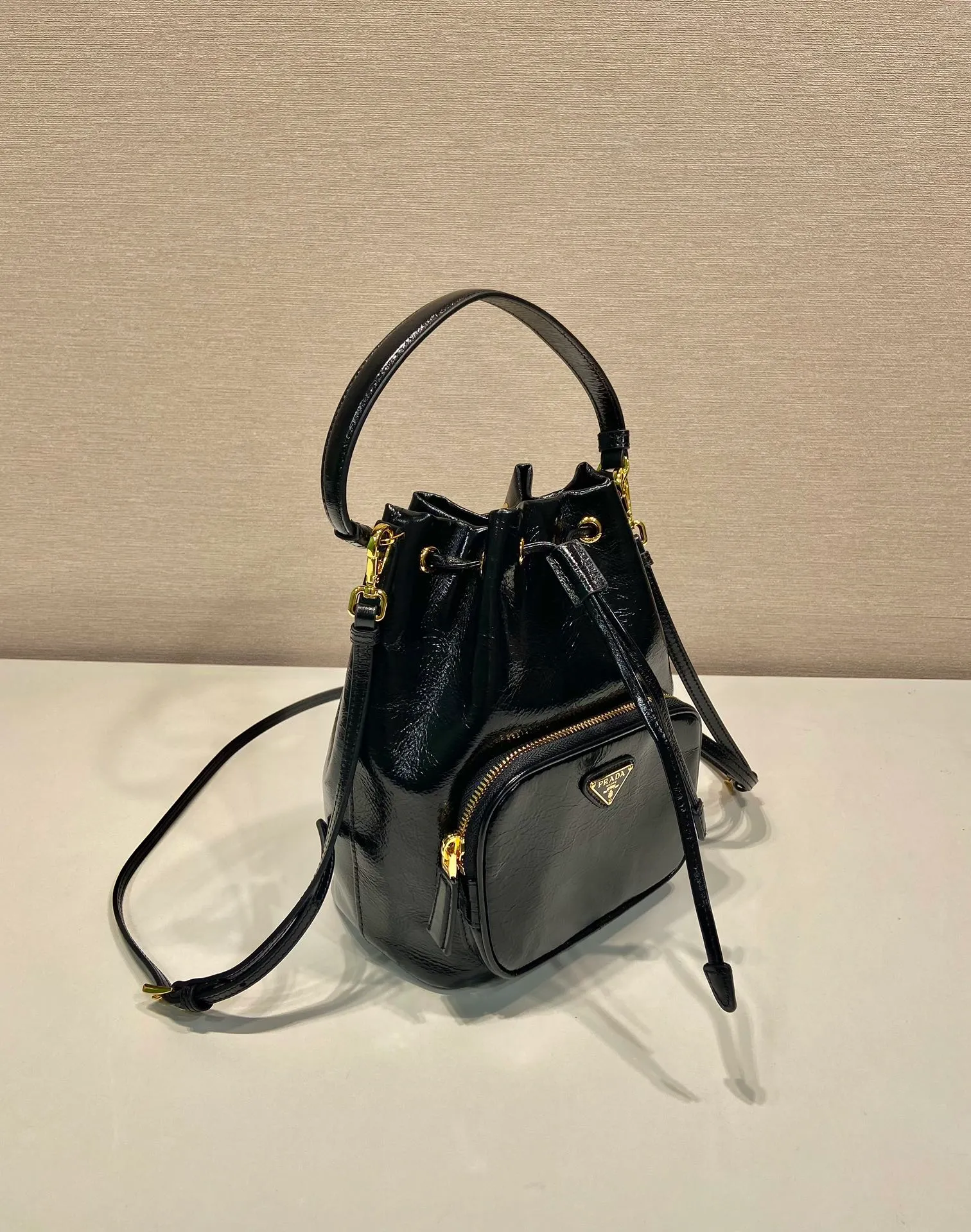 💰1320🎉Painted wax leather🎉1BH038 bucket bag🎉🎉 This bucket bag is made of imported patented cowhide leather fabric, top-grade hardware, equipped with a detachable long shoulder strap, portable/diagonal, lightweight, practical and fashionable, with large capacity. Beauties, hurry up and get it, length 18x height 23 base x 12