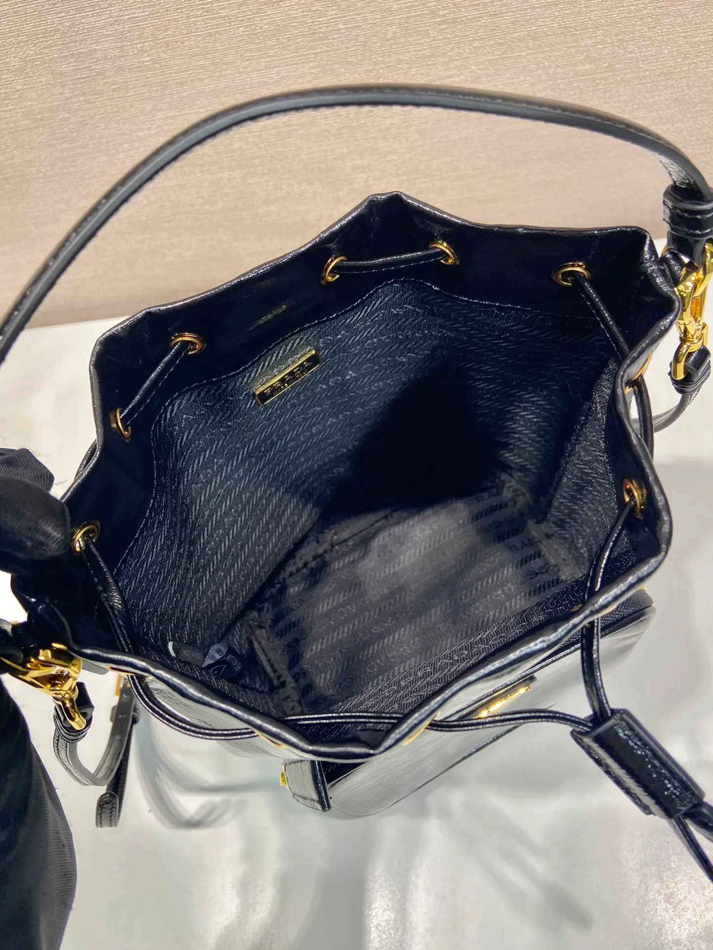 💰1320🎉Painted wax leather🎉1BH038 bucket bag🎉🎉 This bucket bag is made of imported patented cowhide leather fabric, top-grade hardware, equipped with a detachable long shoulder strap, portable/diagonal, lightweight, practical and fashionable, with large capacity. Beauties, hurry up and get it, length 18x height 23 base x 12