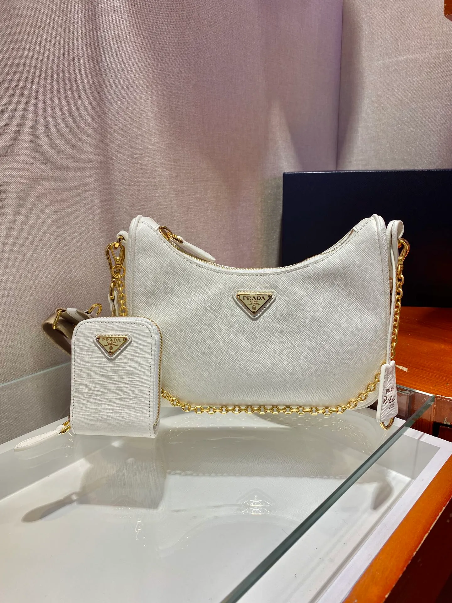 💰1500🎊Gold hardware three-in-one🎊New model 1BH204 full leather/gold hardware, nylon Hobo hand/armpit bag😘😘The full leather hobo that is popular in the fashion circle due to the crazy cultivation of the Internet celebrity sister group has a new model! 👏👏The design of this all-leather Hobo bag is great👍👍One bag with three uses😘😘waist bag/crossbody/single shoulder bag👍👍The handle is replaced by a chain, which makes the underarm bag a little more sexy. It also has a long shoulder strap. What I love most is that there is a small pendant (small bag) hanging on the shoulder strap, which can also be hung on other bags and pants as accessories. 🙊🙊There is no problem in matching various clothes in normal times😘😘Babies, hurry up and get it, it’s so beautiful🙊🙊Dimensions: length 23x height 17x bottom 6.5cm👏👏👏💰💰💰