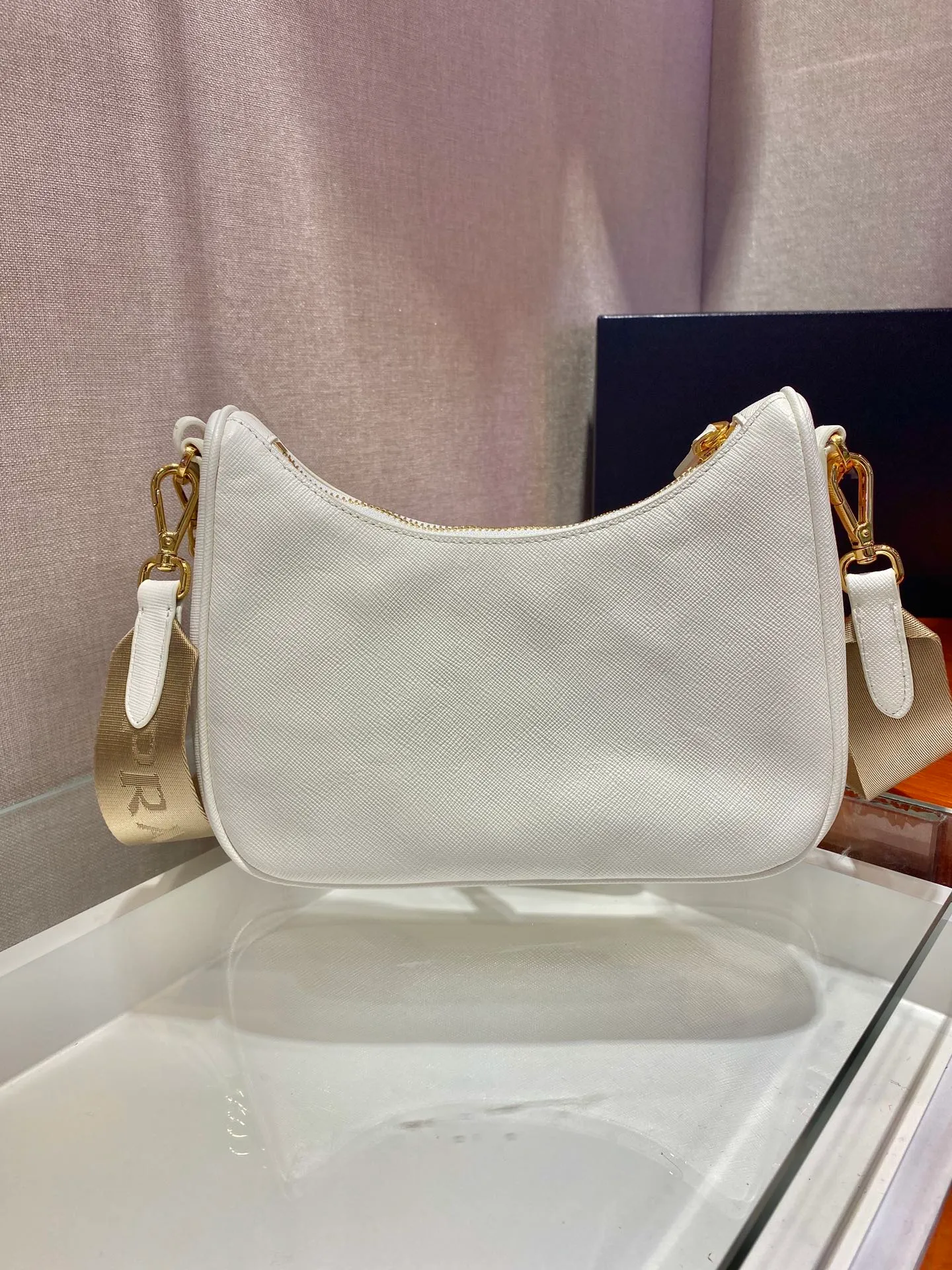 💰1500🎊Gold hardware three-in-one🎊New model 1BH204 full leather/gold hardware, nylon Hobo hand/armpit bag😘😘The full leather hobo that is popular in the fashion circle due to the crazy cultivation of the Internet celebrity sister group has a new model! 👏👏The design of this all-leather Hobo bag is great👍👍One bag with three uses😘😘waist bag/crossbody/single shoulder bag👍👍The handle is replaced by a chain, which makes the underarm bag a little more sexy. It also has a long shoulder strap. What I love most is that there is a small pendant (small bag) hanging on the shoulder strap, which can also be hung on other bags and pants as accessories. 🙊🙊There is no problem in matching various clothes in normal times😘😘Babies, hurry up and get it, it’s so beautiful🙊🙊Dimensions: length 23x height 17x bottom 6.5cm👏👏👏💰💰💰