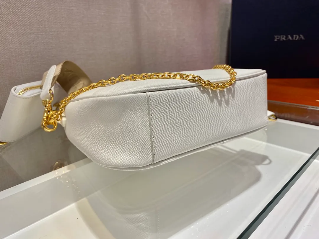 💰1500🎊Gold hardware three-in-one🎊New model 1BH204 full leather/gold hardware, nylon Hobo hand/armpit bag😘😘The full leather hobo that is popular in the fashion circle due to the crazy cultivation of the Internet celebrity sister group has a new model! 👏👏The design of this all-leather Hobo bag is great👍👍One bag with three uses😘😘waist bag/crossbody/single shoulder bag👍👍The handle is replaced by a chain, which makes the underarm bag a little more sexy. It also has a long shoulder strap. What I love most is that there is a small pendant (small bag) hanging on the shoulder strap, which can also be hung on other bags and pants as accessories. 🙊🙊There is no problem in matching various clothes in normal times😘😘Babies, hurry up and get it, it’s so beautiful🙊🙊Dimensions: length 23x height 17x bottom 6.5cm👏👏👏💰💰💰