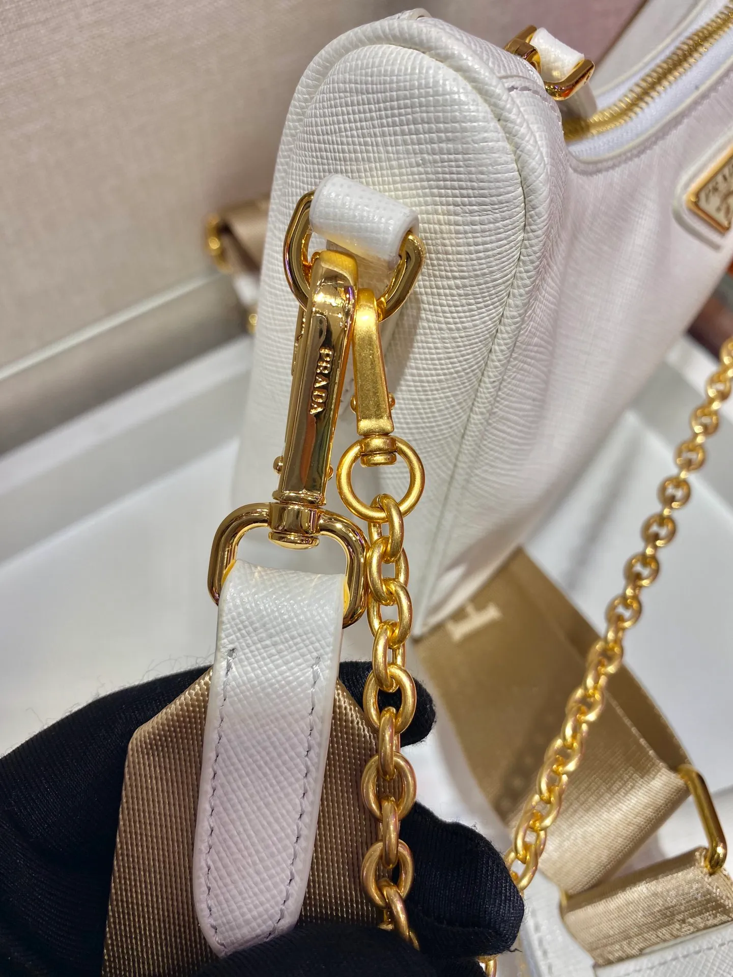 💰1500🎊Gold hardware three-in-one🎊New model 1BH204 full leather/gold hardware, nylon Hobo hand/armpit bag😘😘The full leather hobo that is popular in the fashion circle due to the crazy cultivation of the Internet celebrity sister group has a new model! 👏👏The design of this all-leather Hobo bag is great👍👍One bag with three uses😘😘waist bag/crossbody/single shoulder bag👍👍The handle is replaced by a chain, which makes the underarm bag a little more sexy. It also has a long shoulder strap. What I love most is that there is a small pendant (small bag) hanging on the shoulder strap, which can also be hung on other bags and pants as accessories. 🙊🙊There is no problem in matching various clothes in normal times😘😘Babies, hurry up and get it, it’s so beautiful🙊🙊Dimensions: length 23x height 17x bottom 6.5cm👏👏👏💰💰💰