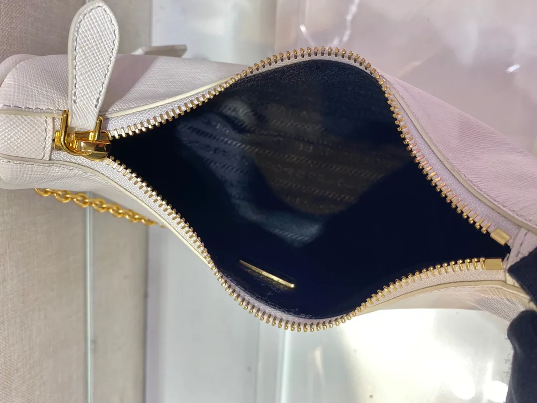 💰1500🎊Gold hardware three-in-one🎊New model 1BH204 full leather/gold hardware, nylon Hobo hand/armpit bag😘😘The full leather hobo that is popular in the fashion circle due to the crazy cultivation of the Internet celebrity sister group has a new model! 👏👏The design of this all-leather Hobo bag is great👍👍One bag with three uses😘😘waist bag/crossbody/single shoulder bag👍👍The handle is replaced by a chain, which makes the underarm bag a little more sexy. It also has a long shoulder strap. What I love most is that there is a small pendant (small bag) hanging on the shoulder strap, which can also be hung on other bags and pants as accessories. 🙊🙊There is no problem in matching various clothes in normal times😘😘Babies, hurry up and get it, it’s so beautiful🙊🙊Dimensions: length 23x height 17x bottom 6.5cm👏👏👏💰💰💰