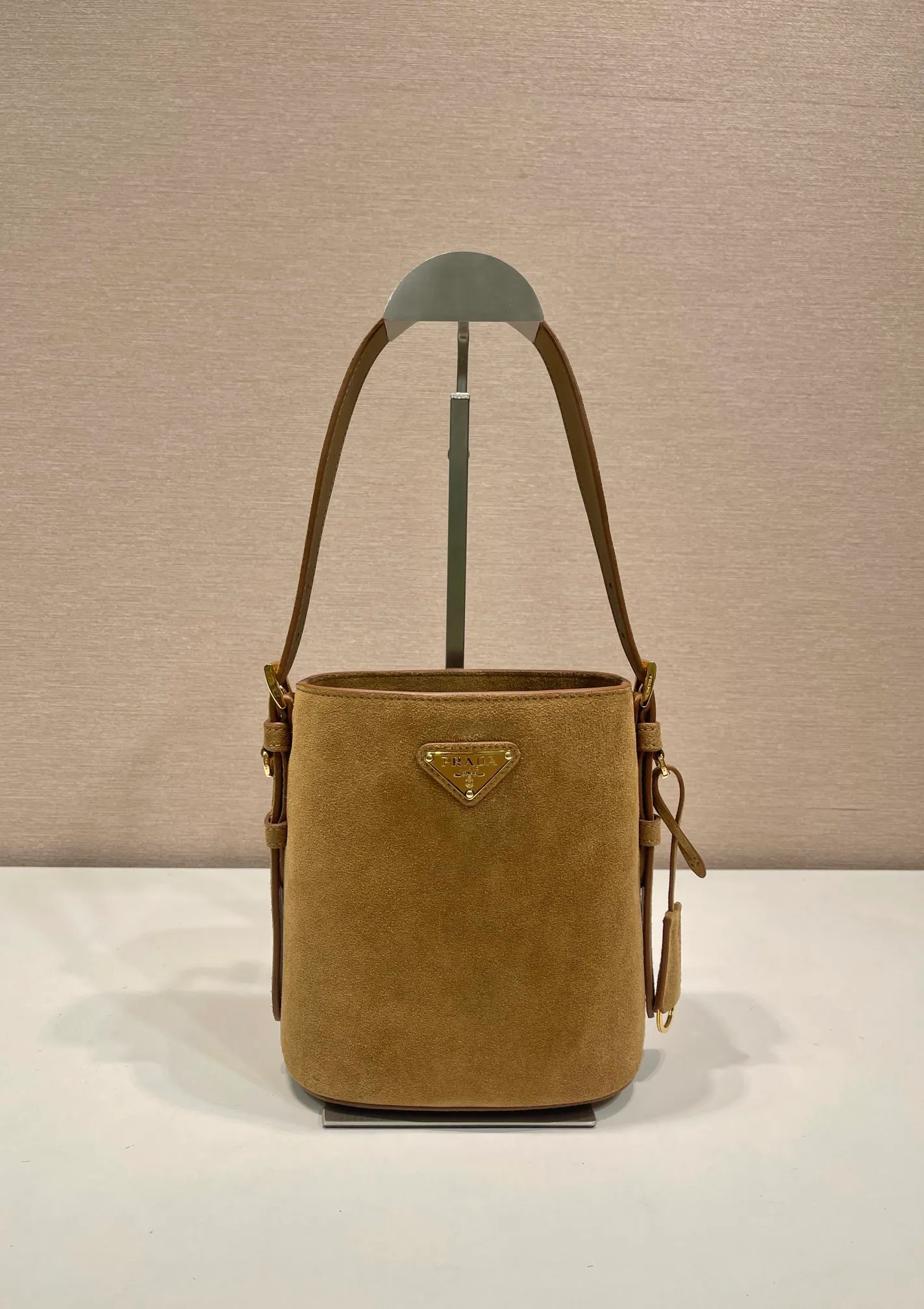 💰1360🎉New Bucket Bag🎉1BE078A Suede Small Size🎉🎉 This flexible and easy-to-wear bucket bag has a minimalist design and is made of soft suede leather. The shoulder straps are adjustable and equipped with imported sheepskin inside. It has a large space and the upper body effect is fashionable. It is a must-have in winter and is worth owning👏👏👏 Length 17 height 18.5 bottom 10.5cm🎉🎉🎉👏👏👏