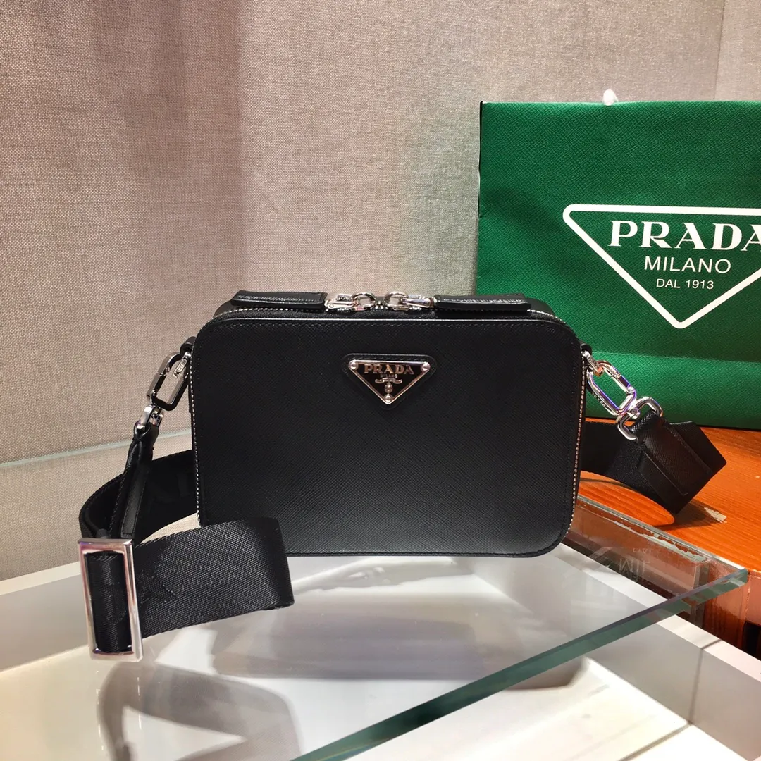 💰1160✨New camera bag✨2VH070, new box-shaped camera bag, the triangular enamel logo adds to the elegant temperament, made of imported cross-grain cowhide👏brushed hardware👍The upper body effect is particularly cool, with a bit of a retro camera bag👏👏It can be matched with all kinds of clothes😘😘Hurry up and get it Length 18X height 12X bottom 5.5cm🎉🎉🎉💰💰💰