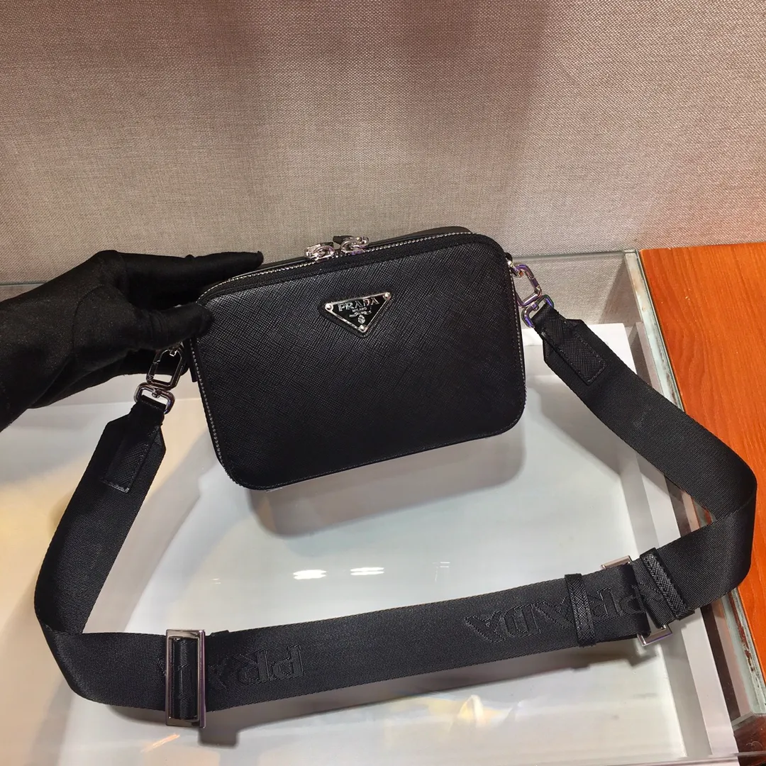 💰1160✨New camera bag✨2VH070, new box-shaped camera bag, the triangular enamel logo adds to the elegant temperament, made of imported cross-grain cowhide👏brushed hardware👍The upper body effect is particularly cool, with a bit of a retro camera bag👏👏It can be matched with all kinds of clothes😘😘Hurry up and get it Length 18X height 12X bottom 5.5cm🎉🎉🎉💰💰💰