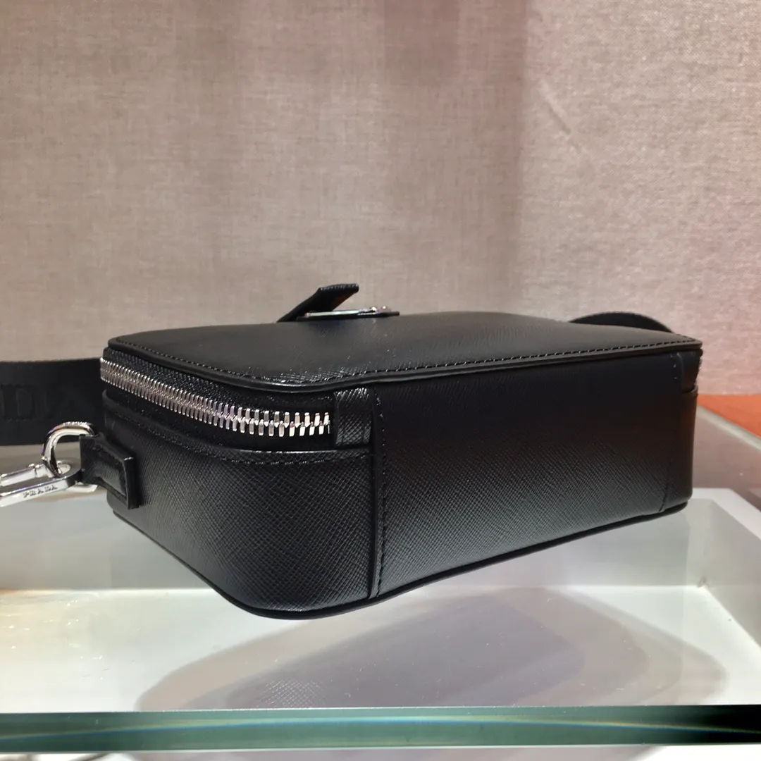 💰1160✨New camera bag✨2VH070, new box-shaped camera bag, the triangular enamel logo adds to the elegant temperament, made of imported cross-grain cowhide👏brushed hardware👍The upper body effect is particularly cool, with a bit of a retro camera bag👏👏It can be matched with all kinds of clothes😘😘Hurry up and get it Length 18X height 12X bottom 5.5cm🎉🎉🎉💰💰💰