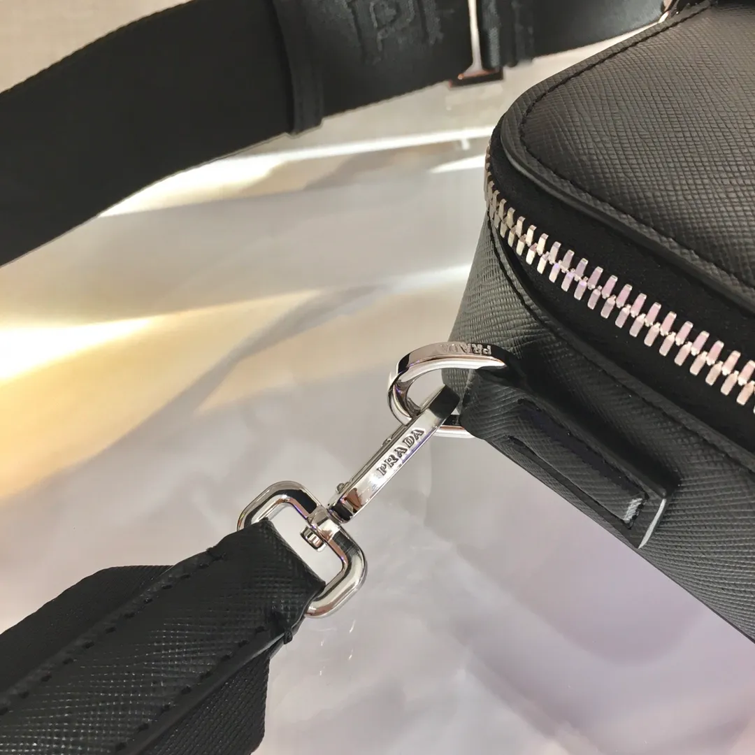 💰1160✨New camera bag✨2VH070, new box-shaped camera bag, the triangular enamel logo adds to the elegant temperament, made of imported cross-grain cowhide👏brushed hardware👍The upper body effect is particularly cool, with a bit of a retro camera bag👏👏It can be matched with all kinds of clothes😘😘Hurry up and get it Length 18X height 12X bottom 5.5cm🎉🎉🎉💰💰💰