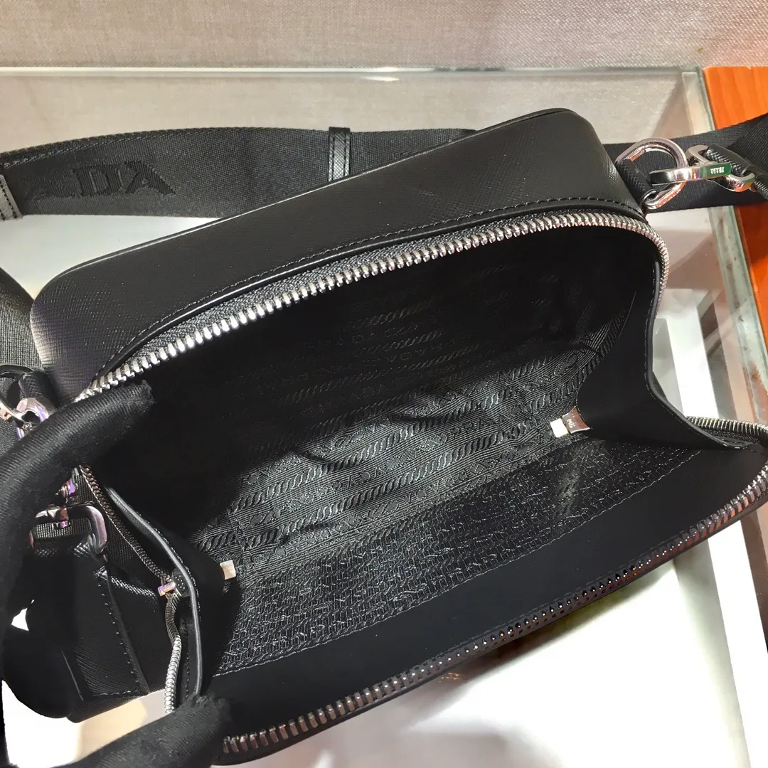 💰1160✨New camera bag✨2VH070, new box-shaped camera bag, the triangular enamel logo adds to the elegant temperament, made of imported cross-grain cowhide👏brushed hardware👍The upper body effect is particularly cool, with a bit of a retro camera bag👏👏It can be matched with all kinds of clothes😘😘Hurry up and get it Length 18X height 12X bottom 5.5cm🎉🎉🎉💰💰💰
