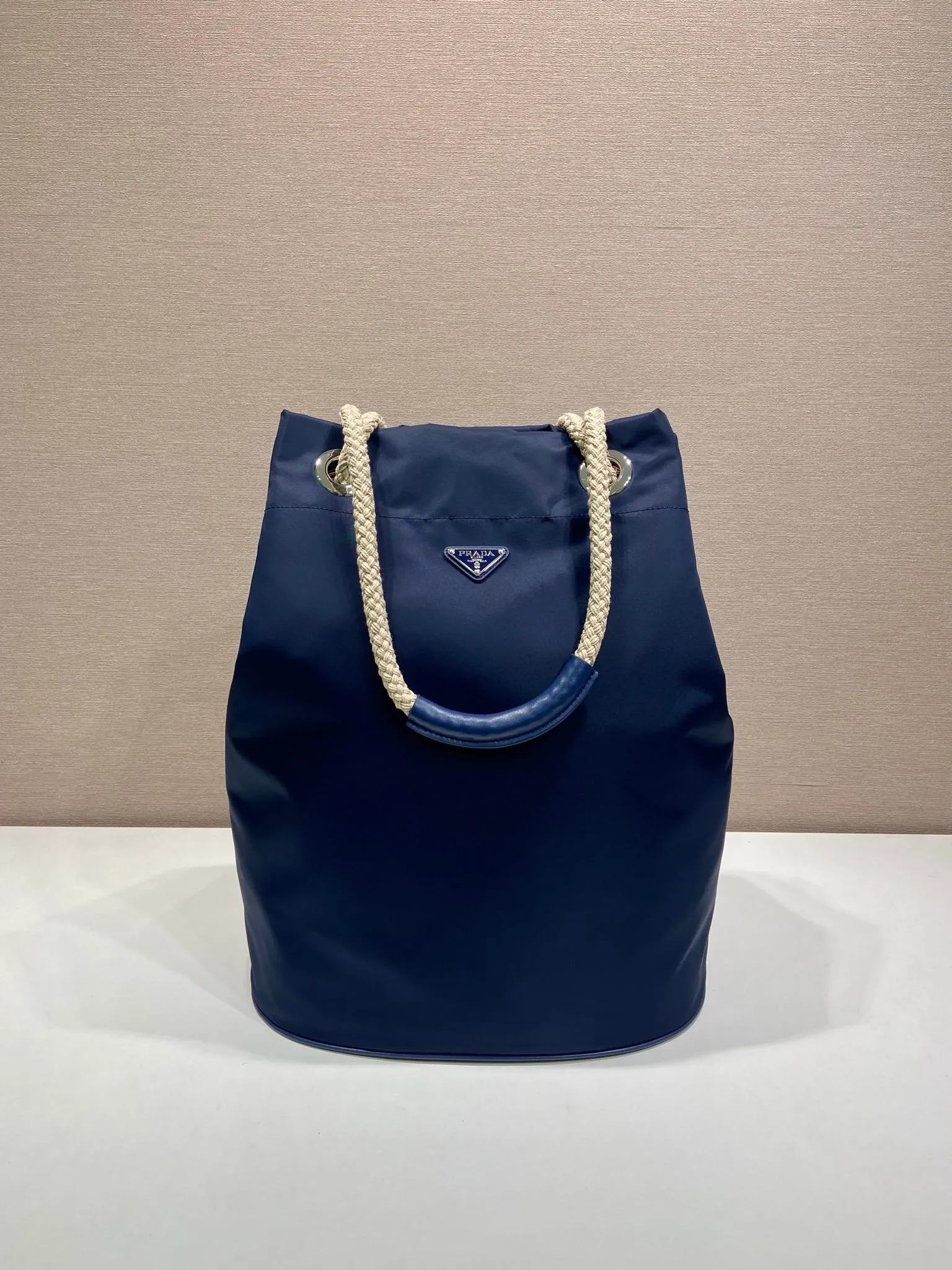 💰1160🎉Men's Bucket Bag🎉2VG133 Catwalk Style🎉🎉 This Re-Nylon handbag is designed with nylon fabric and calfskin. Unique combinations add a charming touch. The sliding rope handle highlights the versatility of this bag, making it easy to carry by hand or shoulder/crossbody, and features top-quality hardware. It has a large capacity, is very casual and fashionable, and is a popular style that will never go out of style. Baby, hurry up and get it🎉🎉 Length 34x Height 44x Bottom 24cm🎉🎉 🎉🎉🎉💰💰💰