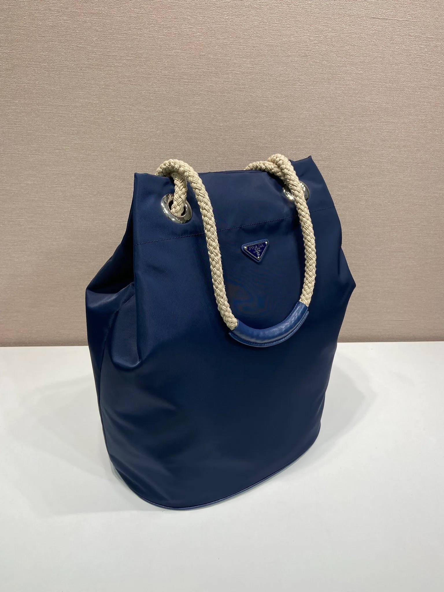 💰1160🎉Men's Bucket Bag🎉2VG133 Catwalk Style🎉🎉 This Re-Nylon handbag is designed with nylon fabric and calfskin. Unique combinations add a charming touch. The sliding rope handle highlights the versatility of this bag, making it easy to carry by hand or shoulder/crossbody, and features top-quality hardware. It has a large capacity, is very casual and fashionable, and is a popular style that will never go out of style. Baby, hurry up and get it🎉🎉 Length 34x Height 44x Bottom 24cm🎉🎉 🎉🎉🎉💰💰💰