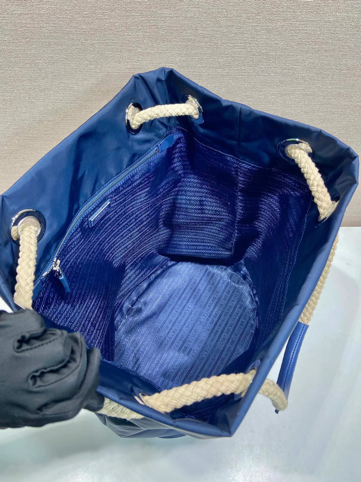 💰1160🎉Men's Bucket Bag🎉2VG133 Catwalk Style🎉🎉 This Re-Nylon handbag is designed with nylon fabric and calfskin. Unique combinations add a charming touch. The sliding rope handle highlights the versatility of this bag, making it easy to carry by hand or shoulder/crossbody, and features top-quality hardware. It has a large capacity, is very casual and fashionable, and is a popular style that will never go out of style. Baby, hurry up and get it🎉🎉 Length 34x Height 44x Bottom 24cm🎉🎉 🎉🎉🎉💰💰💰