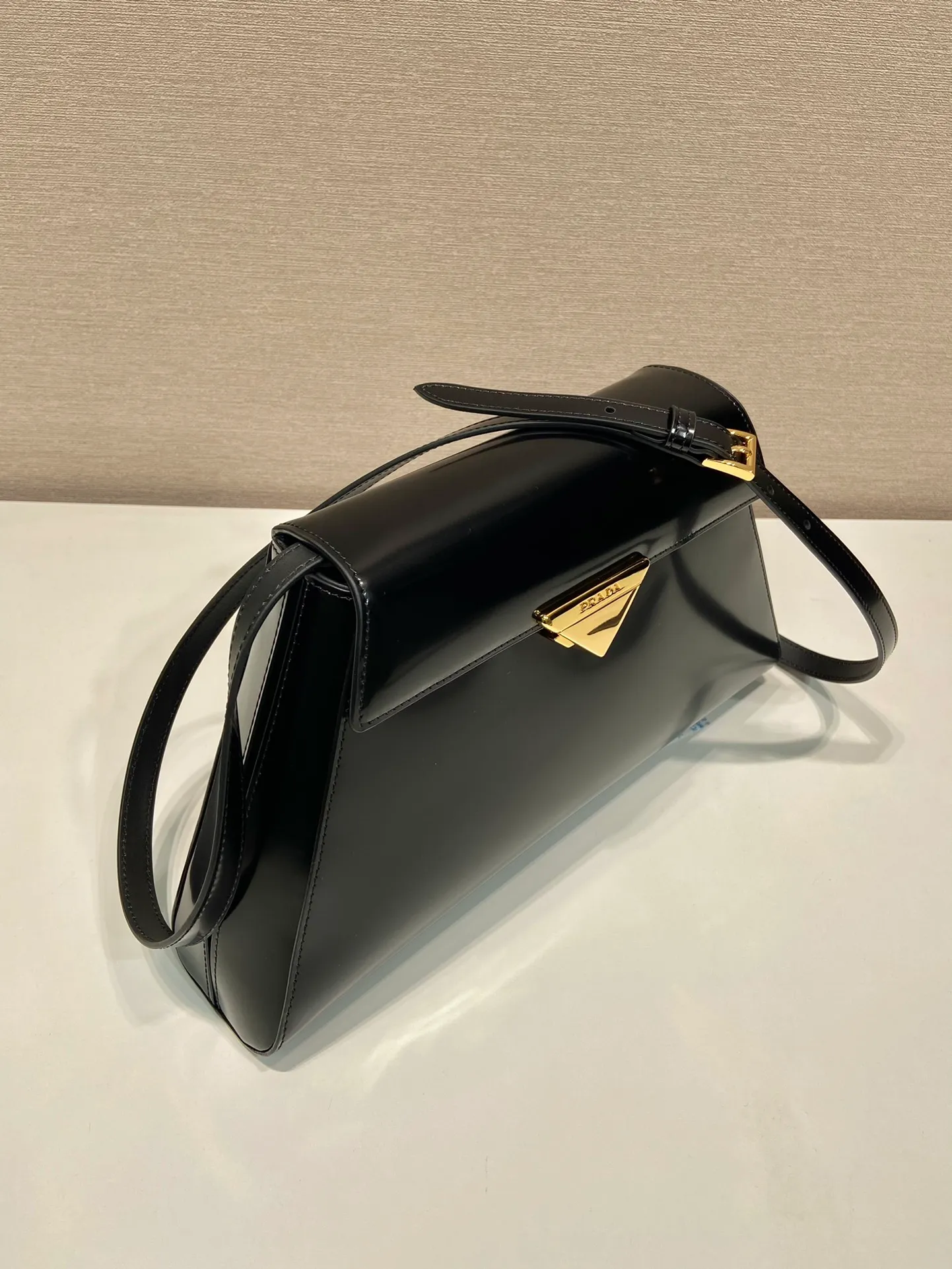💰1760🎉Catway style🎉1BD342 new model🎉🎉 This catwalk style is made of imported shiny calfskin with sheepskin inside. The trapezoidal design is full of artistic sense. It is equipped with two detachable shoulder straps, long and short. The front panel is equipped with an engraved micro-label lock/flap design. It can be exchanged and matched for different occasions and different clothing. Large capacity space. The upper body effect is great, if you like babies, hurry up and get it🎉🎉 Length 34x Height 19x Bottom 8cm