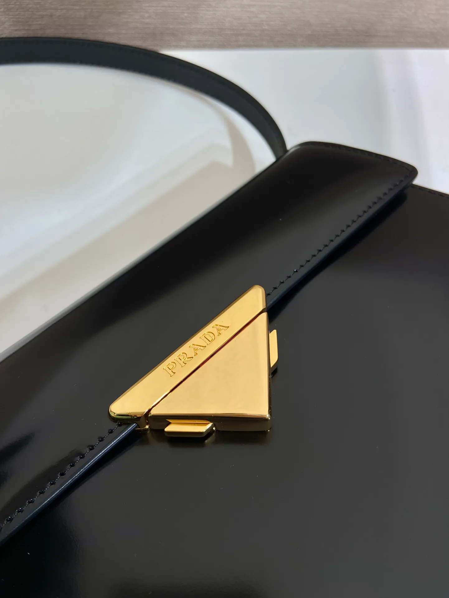 💰1760🎉Catway style🎉1BD342 new model🎉🎉 This catwalk style is made of imported shiny calfskin with sheepskin inside. The trapezoidal design is full of artistic sense. It is equipped with two detachable shoulder straps, long and short. The front panel is equipped with an engraved micro-label lock/flap design. It can be exchanged and matched for different occasions and different clothing. Large capacity space. The upper body effect is great, if you like babies, hurry up and get it🎉🎉 Length 34x Height 19x Bottom 8cm