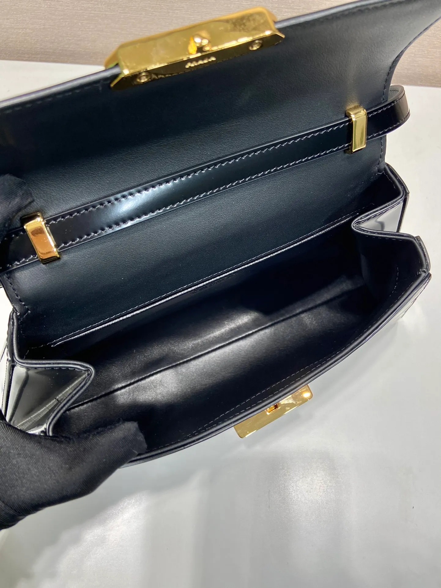 💰1760🎉Catway style🎉1BD342 new model🎉🎉 This catwalk style is made of imported shiny calfskin with sheepskin inside. The trapezoidal design is full of artistic sense. It is equipped with two detachable shoulder straps, long and short. The front panel is equipped with an engraved micro-label lock/flap design. It can be exchanged and matched for different occasions and different clothing. Large capacity space. The upper body effect is great, if you like babies, hurry up and get it🎉🎉 Length 34x Height 19x Bottom 8cm