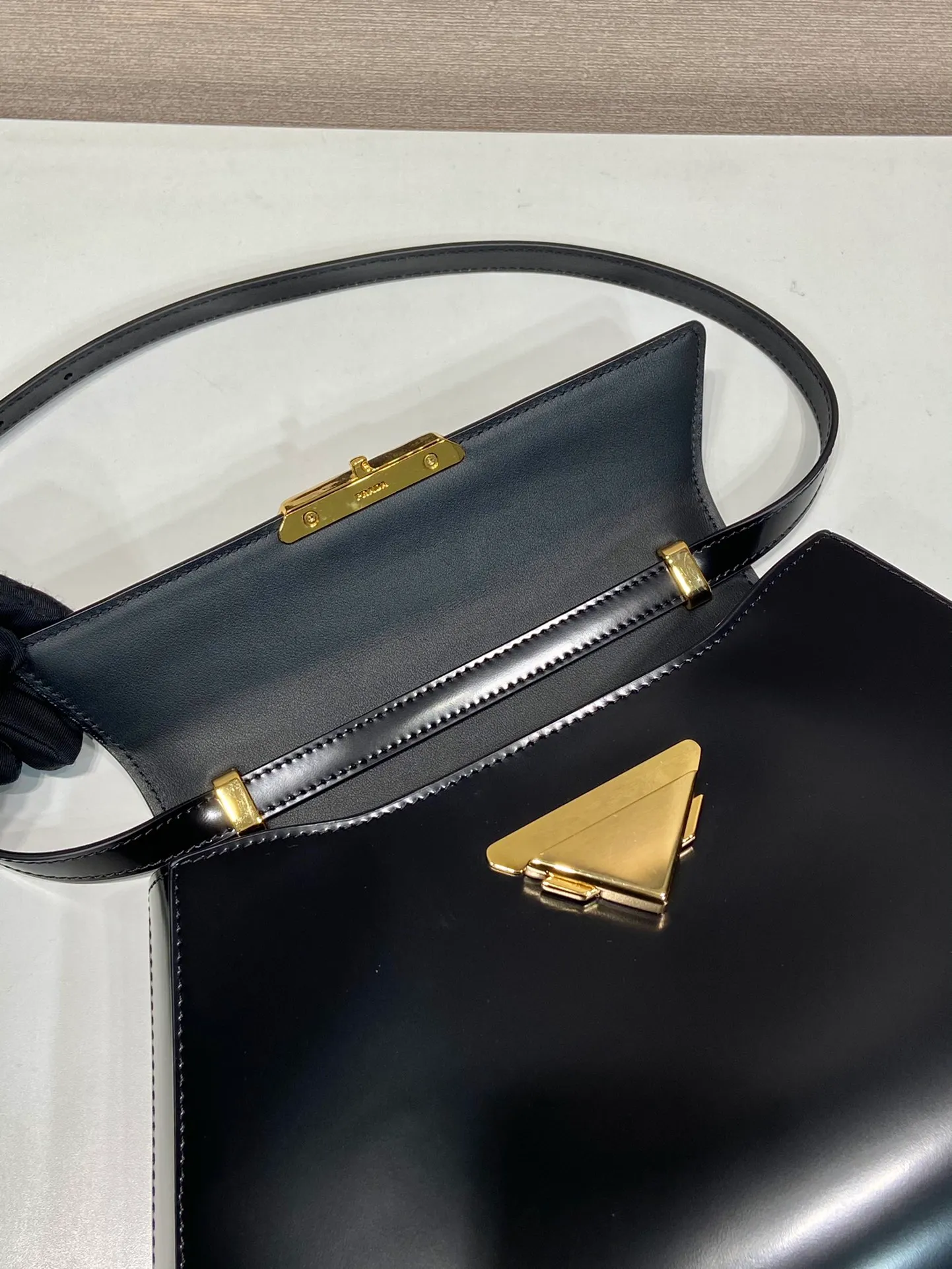 💰1760🎉Catway style🎉1BD342 new model🎉🎉 This catwalk style is made of imported shiny calfskin with sheepskin inside. The trapezoidal design is full of artistic sense. It is equipped with two detachable shoulder straps, long and short. The front panel is equipped with an engraved micro-label lock/flap design. It can be exchanged and matched for different occasions and different clothing. Large capacity space. The upper body effect is great, if you like babies, hurry up and get it🎉🎉 Length 34x Height 19x Bottom 8cm