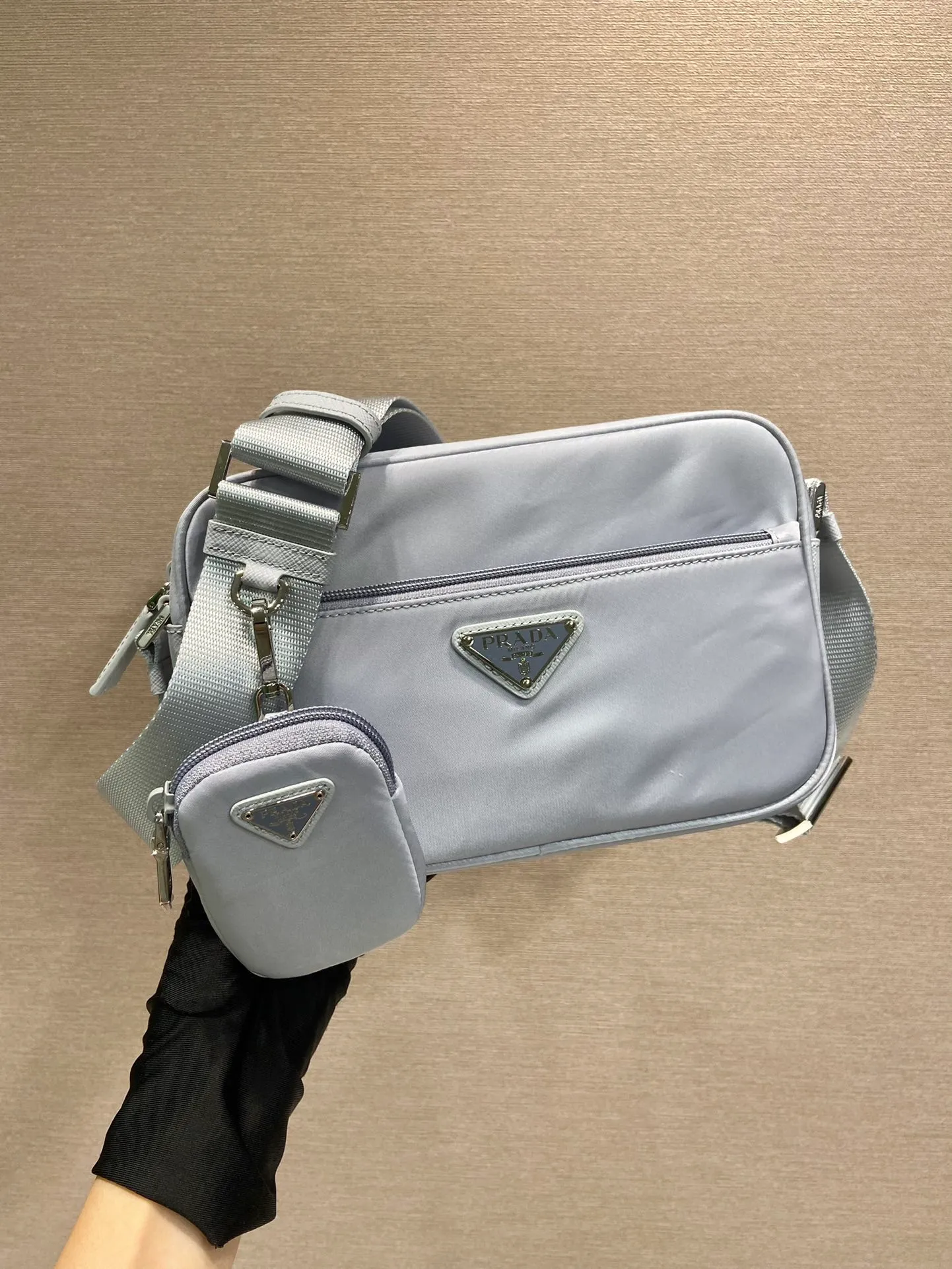 💰1020🎉New three-in-one🎉1BC167🎉🎉 This rectangular shoulder bag has a compact design and presents a distinctive street wear style. Functionality meets simple lines. My favorite is the detachable small bag on the shoulder strap🎉🎉, simple and elegant, suitable for both men and women👏Hurry up and get it🎉🎉 Length 23x Height 15x Bottom 7cm🎉🎉🎉👏👏👏