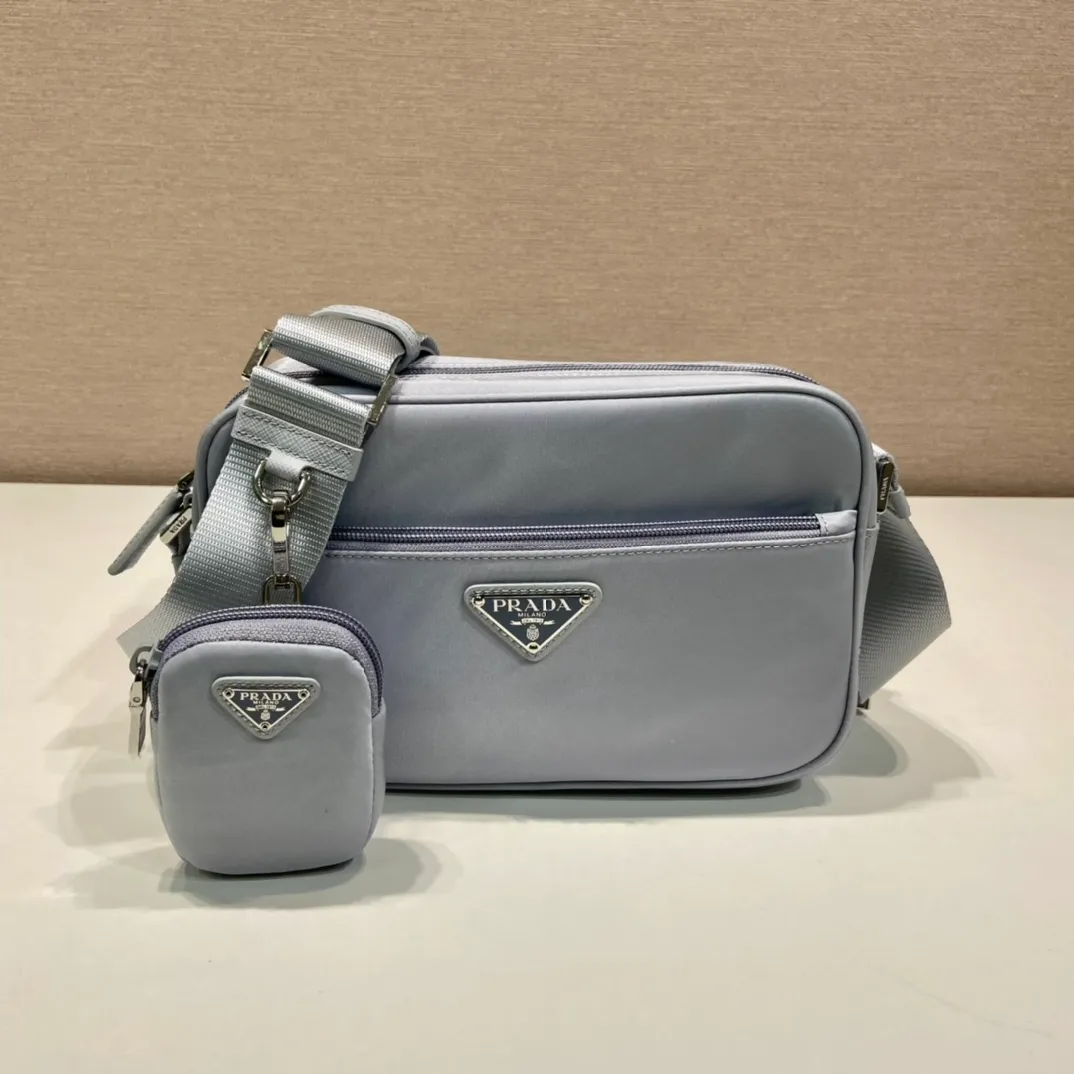 💰1020🎉New three-in-one🎉1BC167🎉🎉 This rectangular shoulder bag has a compact design and presents a distinctive street wear style. Functionality meets simple lines. My favorite is the detachable small bag on the shoulder strap🎉🎉, simple and elegant, suitable for both men and women👏Hurry up and get it🎉🎉 Length 23x Height 15x Bottom 7cm🎉🎉🎉👏👏👏