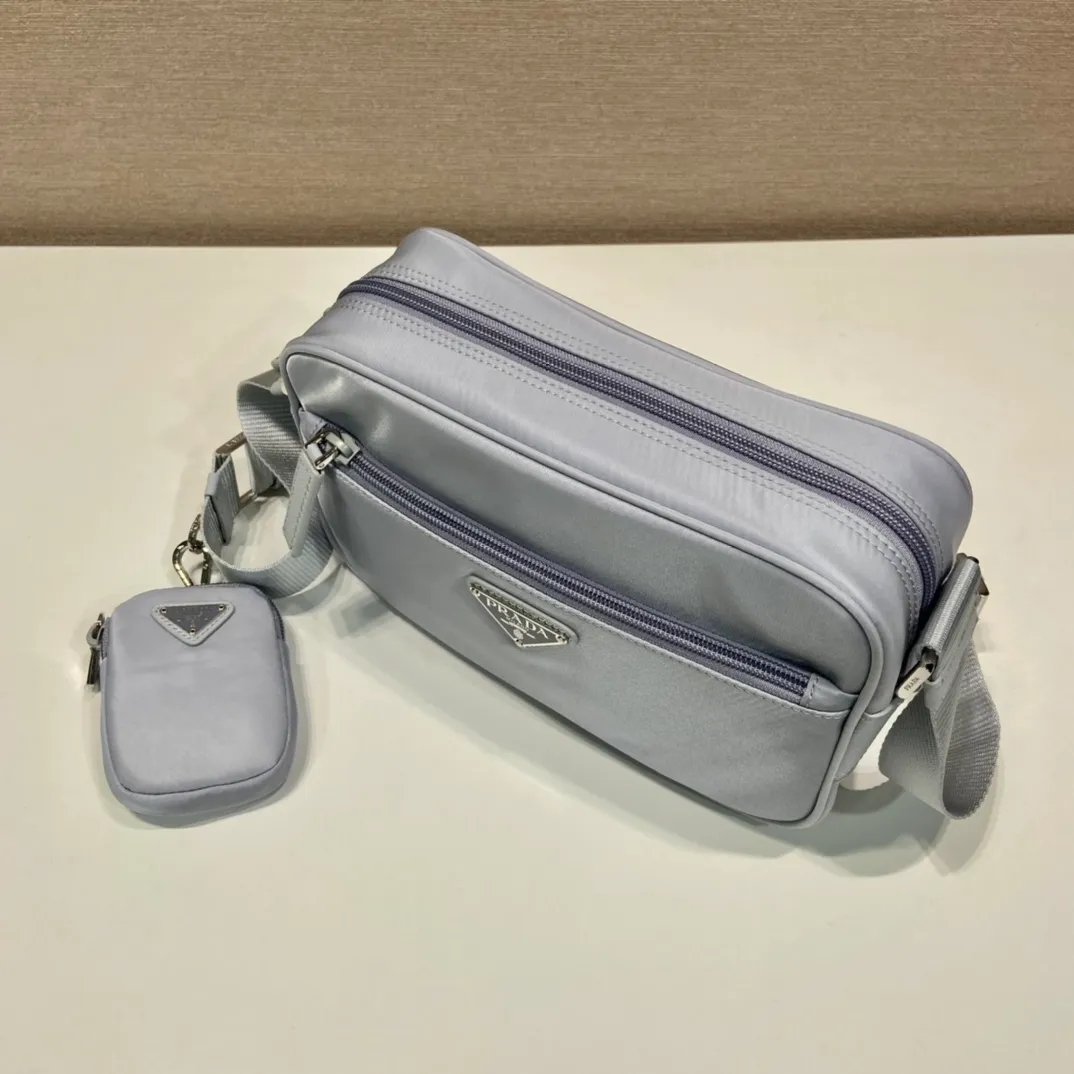 💰1020🎉New three-in-one🎉1BC167🎉🎉 This rectangular shoulder bag has a compact design and presents a distinctive street wear style. Functionality meets simple lines. My favorite is the detachable small bag on the shoulder strap🎉🎉, simple and elegant, suitable for both men and women👏Hurry up and get it🎉🎉 Length 23x Height 15x Bottom 7cm🎉🎉🎉👏👏👏