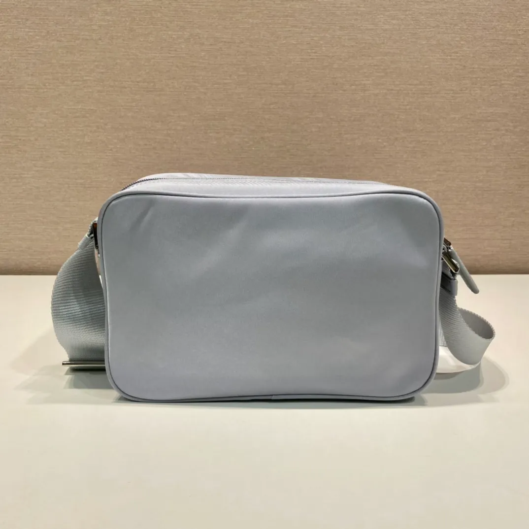 💰1020🎉New three-in-one🎉1BC167🎉🎉 This rectangular shoulder bag has a compact design and presents a distinctive street wear style. Functionality meets simple lines. My favorite is the detachable small bag on the shoulder strap🎉🎉, simple and elegant, suitable for both men and women👏Hurry up and get it🎉🎉 Length 23x Height 15x Bottom 7cm🎉🎉🎉👏👏👏